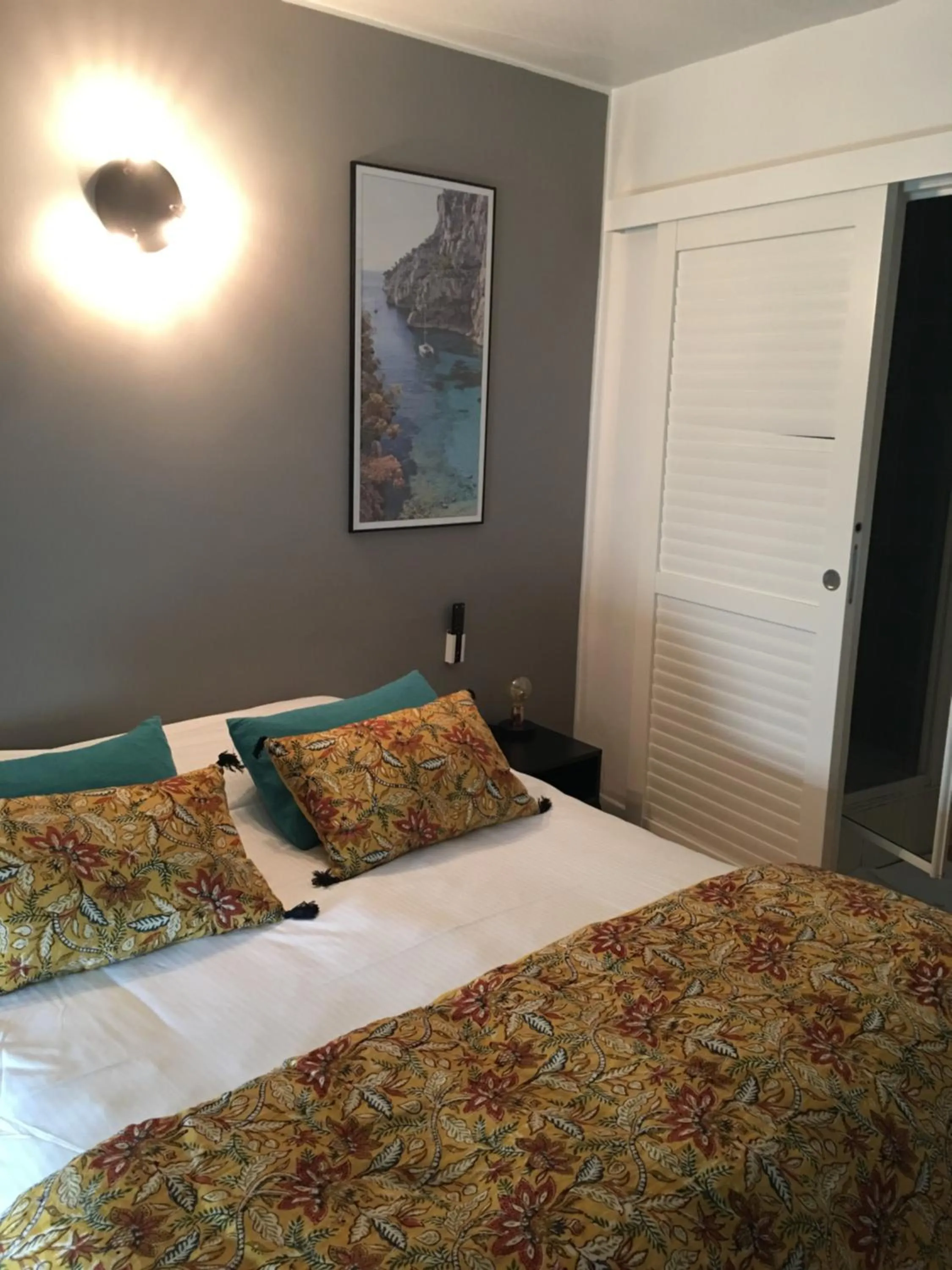 Bed in Hôtel Le Mistral