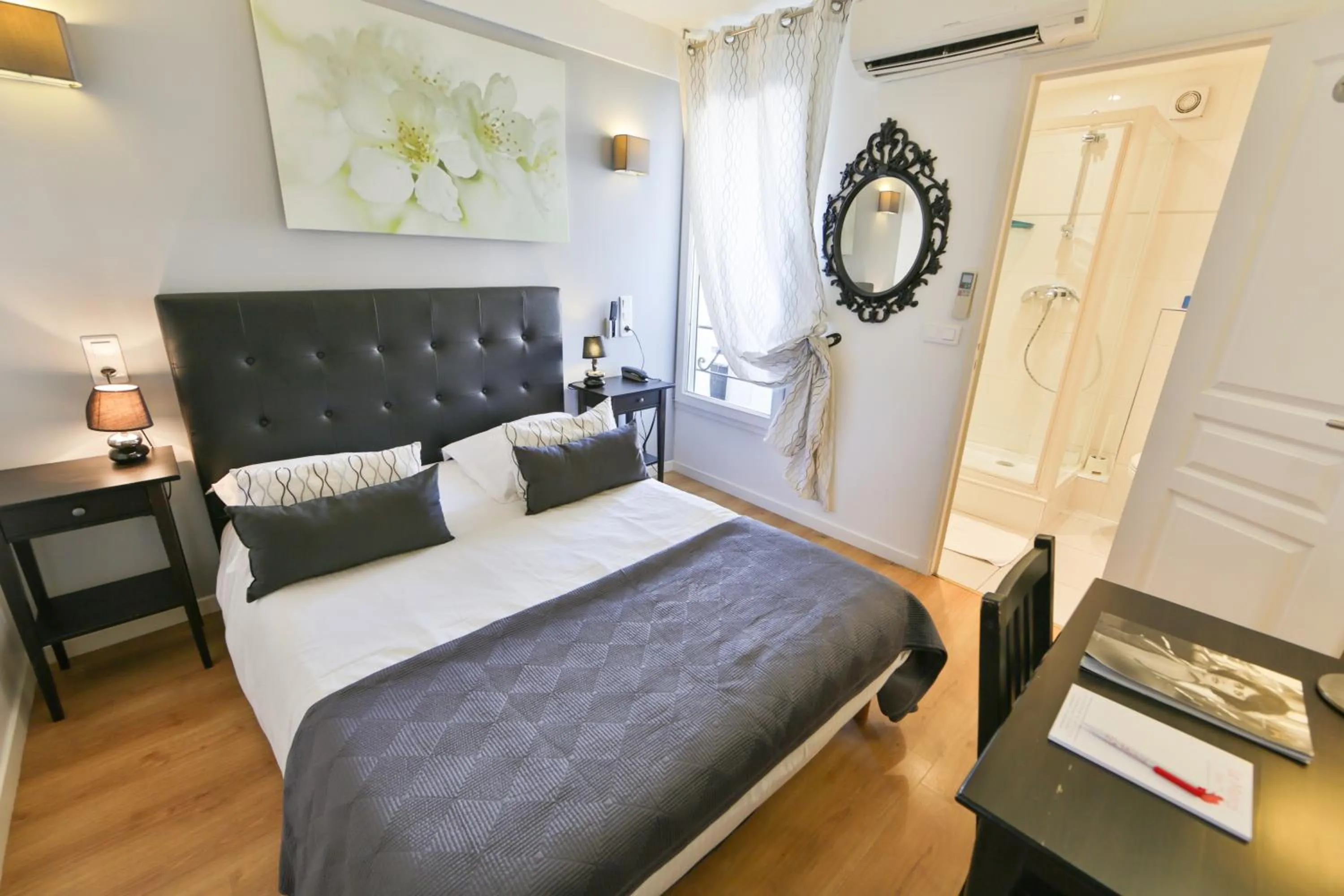 Bed in Hôtel Le Mistral