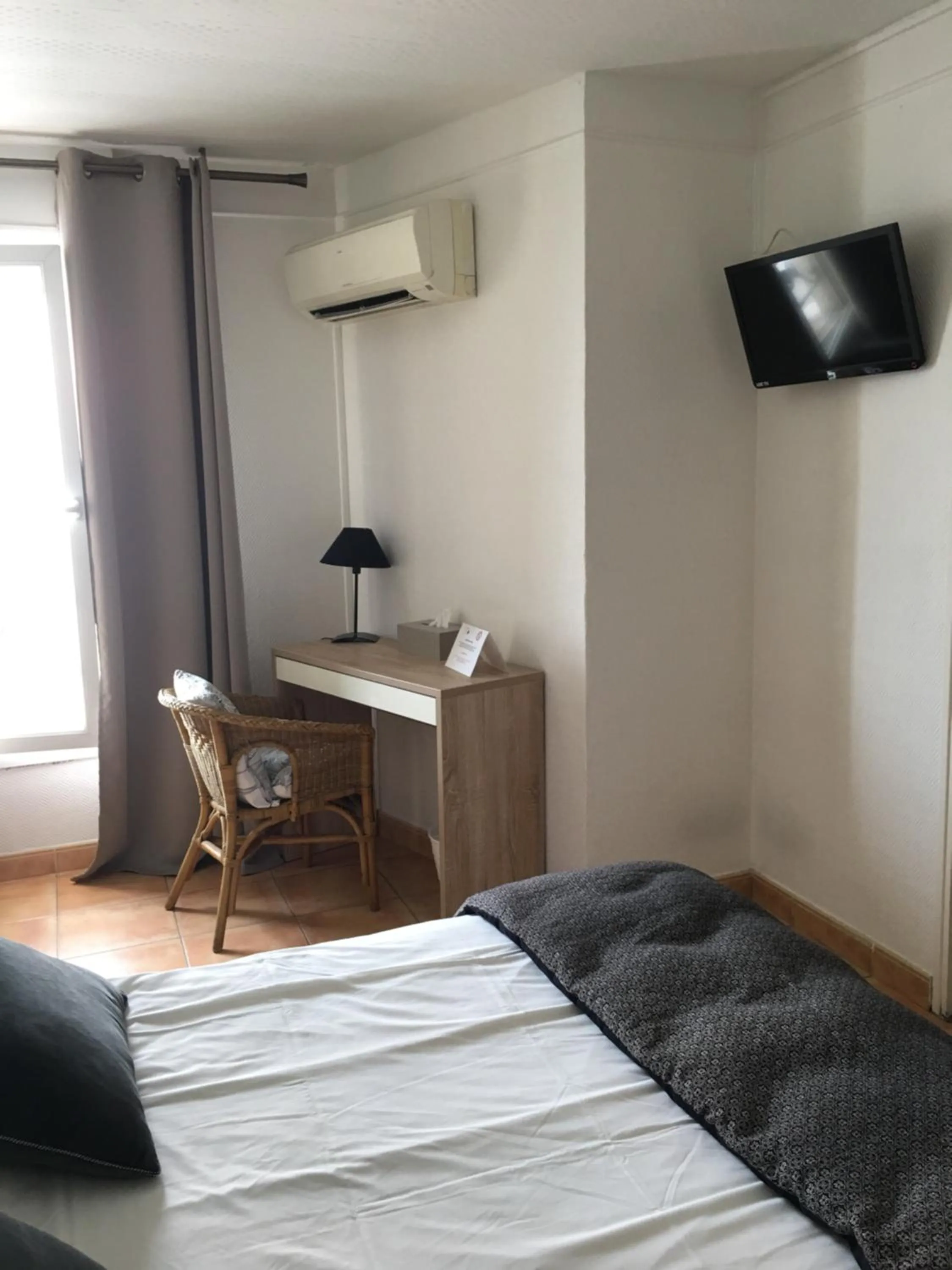 TV and multimedia, Bed in Hôtel Le Mistral