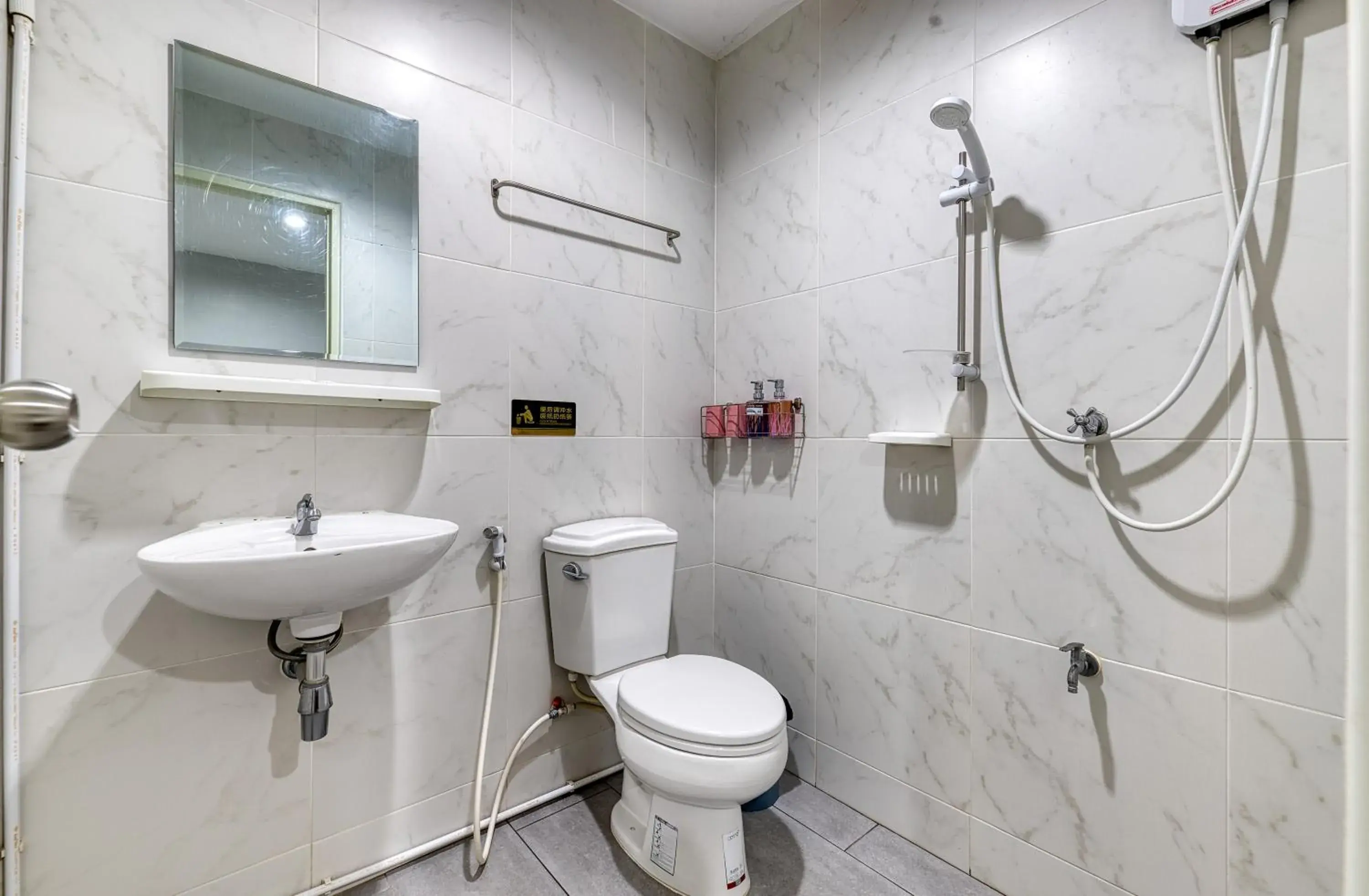 Double Room on Top Floor in Red Pin Inn 好运旅馆 Double Room on Top Floor in Red Pin Inn 好运旅馆