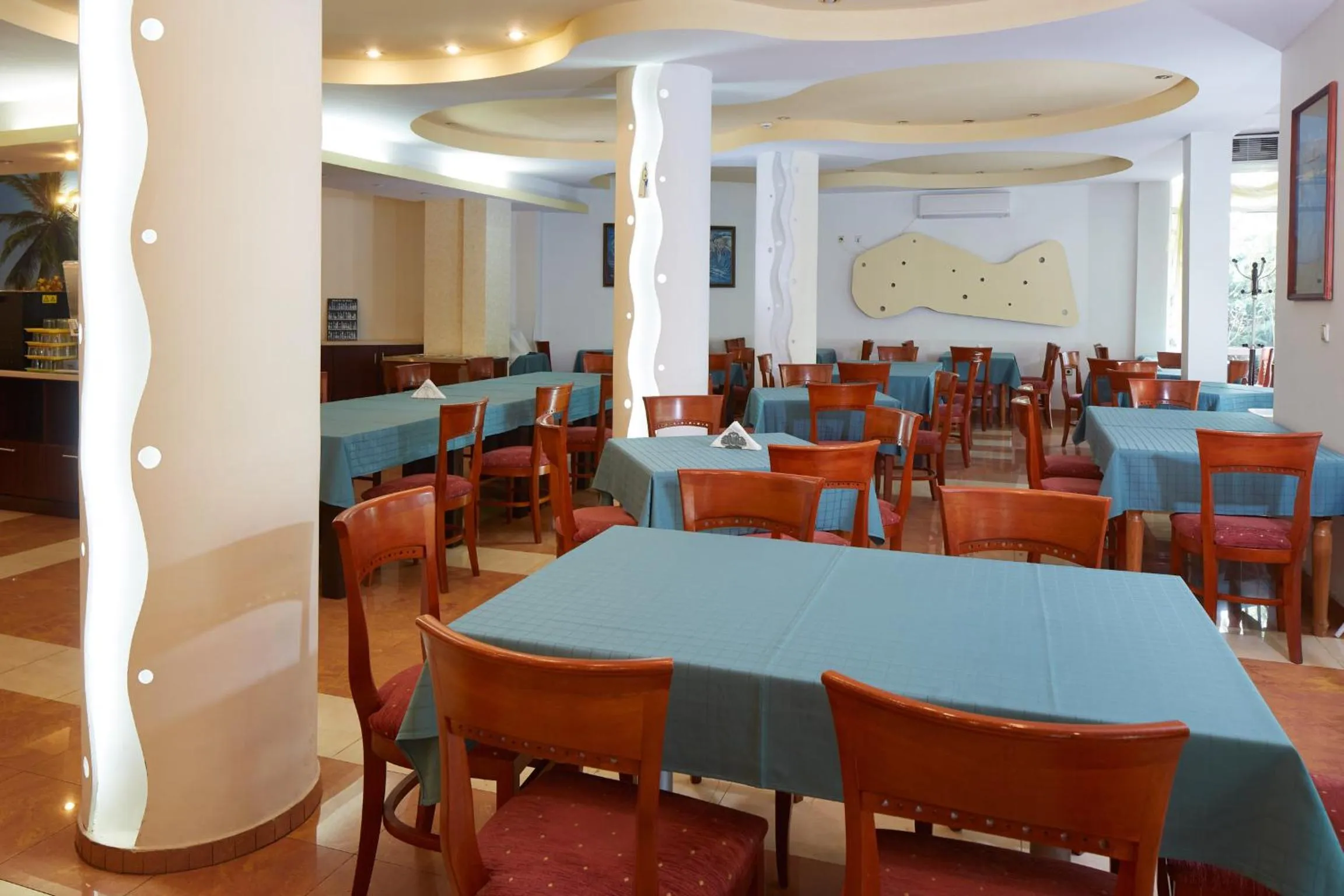 Restaurant/places to eat in Hotel Yantra