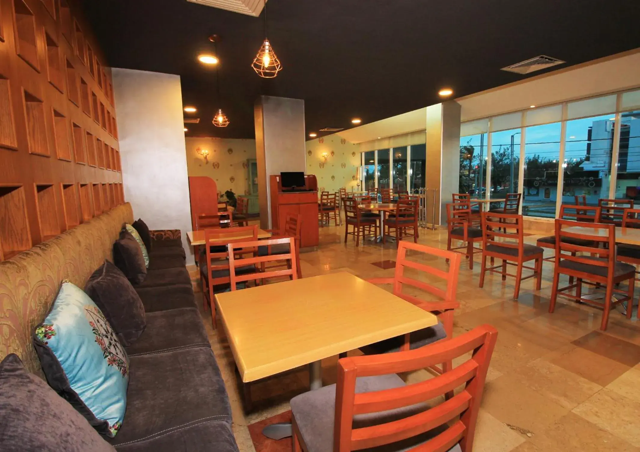 Restaurant/places to eat in Rivoli Select Hotel Restaurant/places to eat in Rivoli Select Hotel