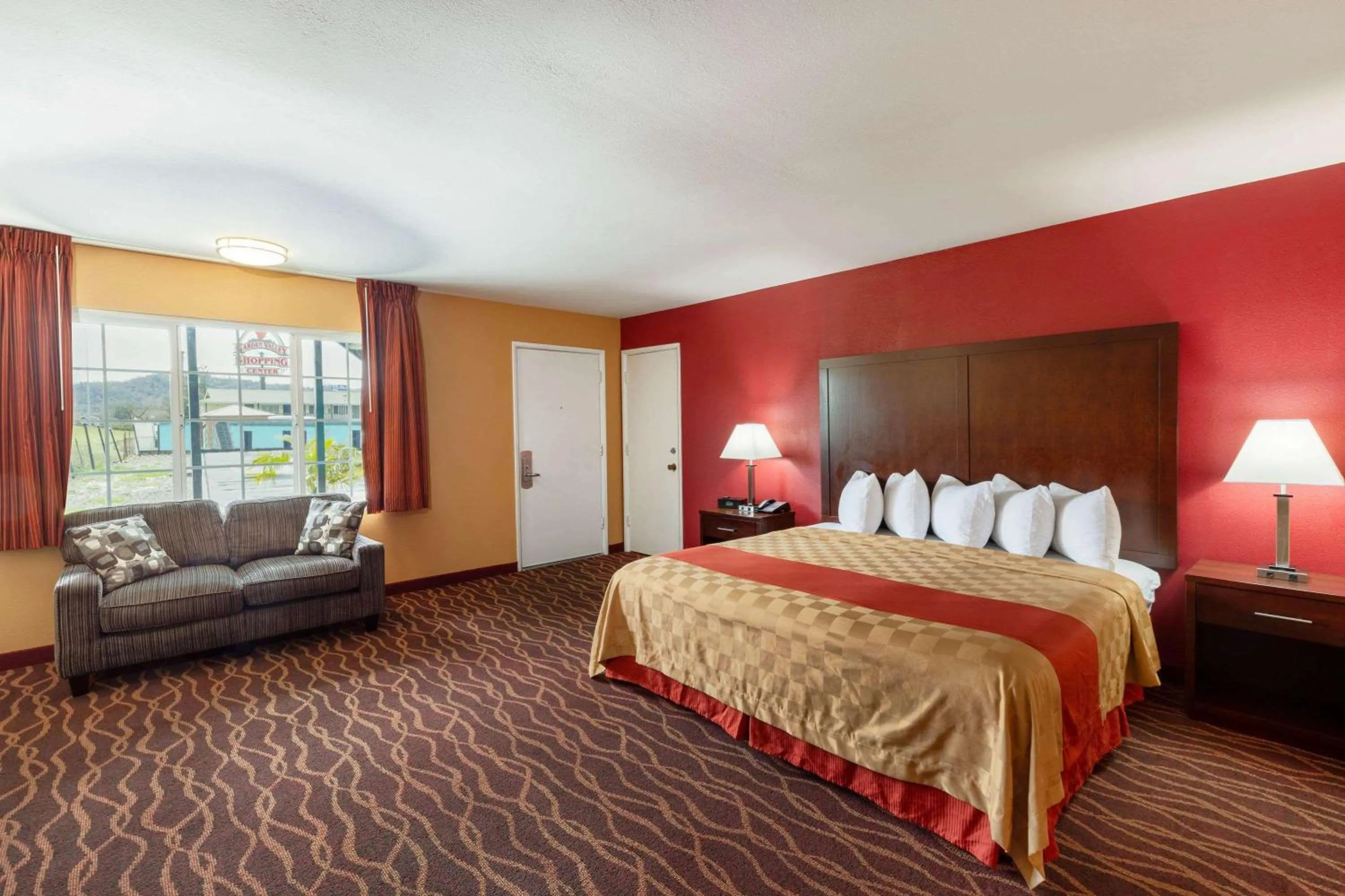 Photo of the whole room, Bed in Days Inn by Wyndham Roseburg