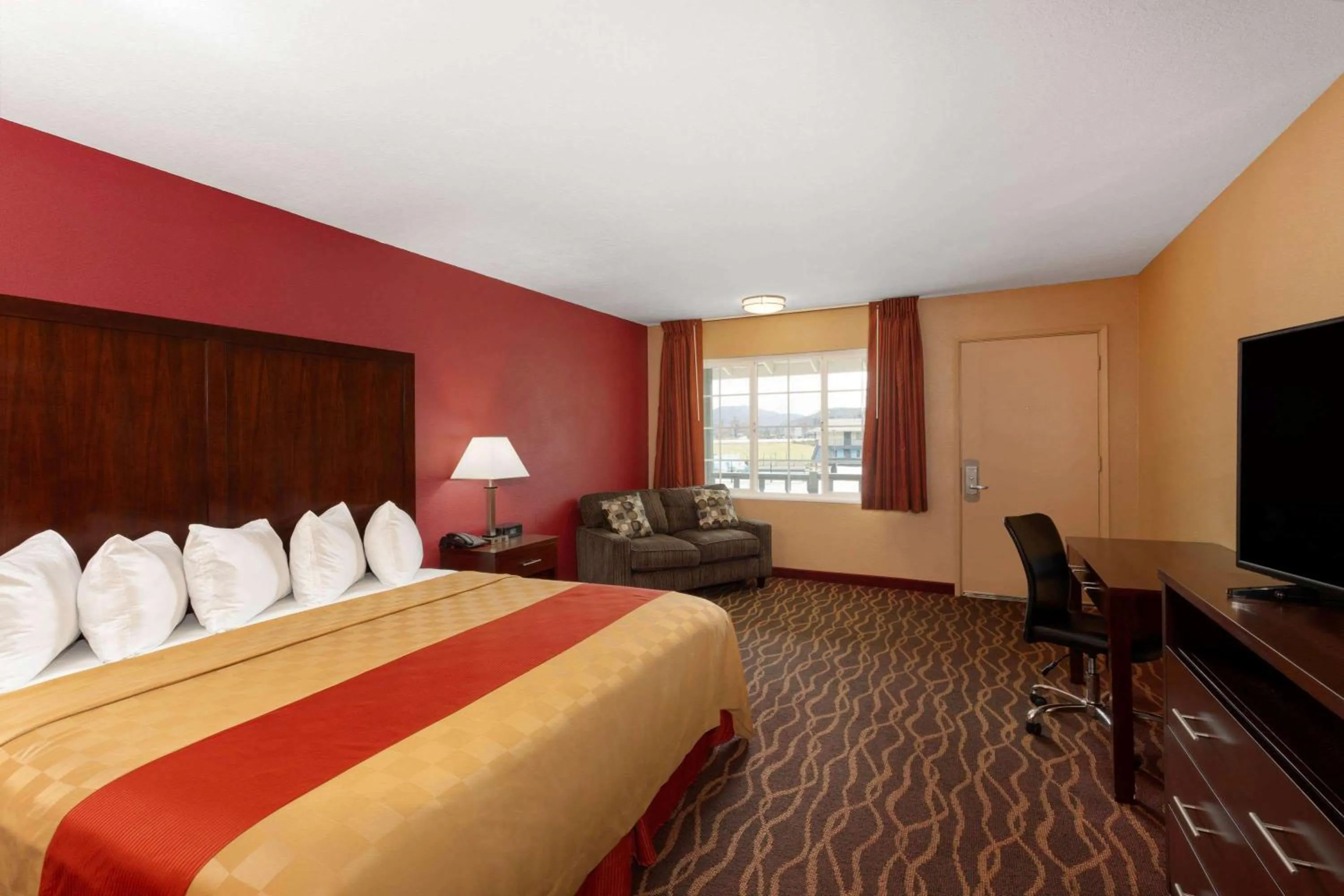 Photo of the whole room, Bed in Days Inn by Wyndham Roseburg