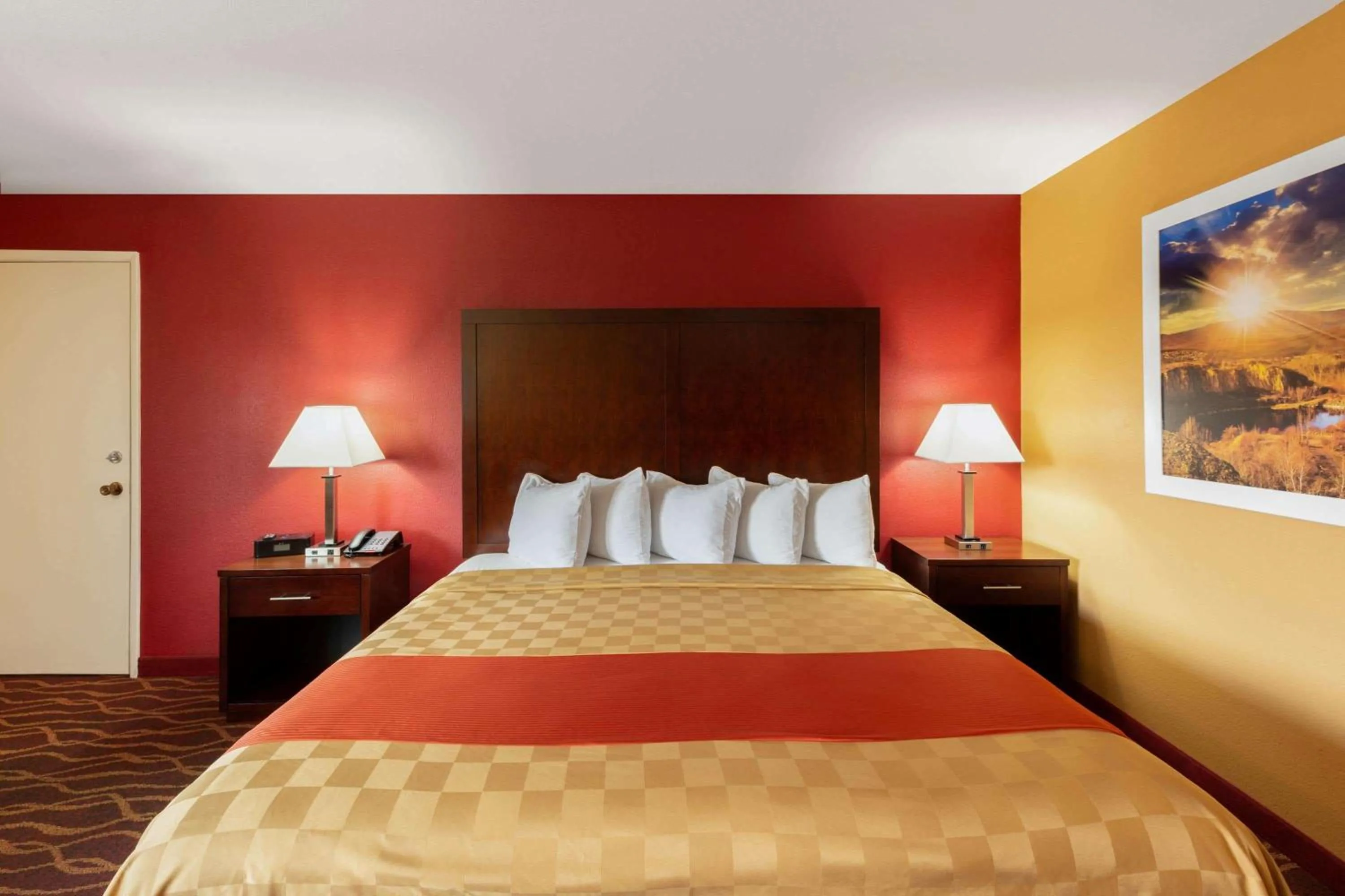 Photo of the whole room, Bed in Days Inn by Wyndham Roseburg