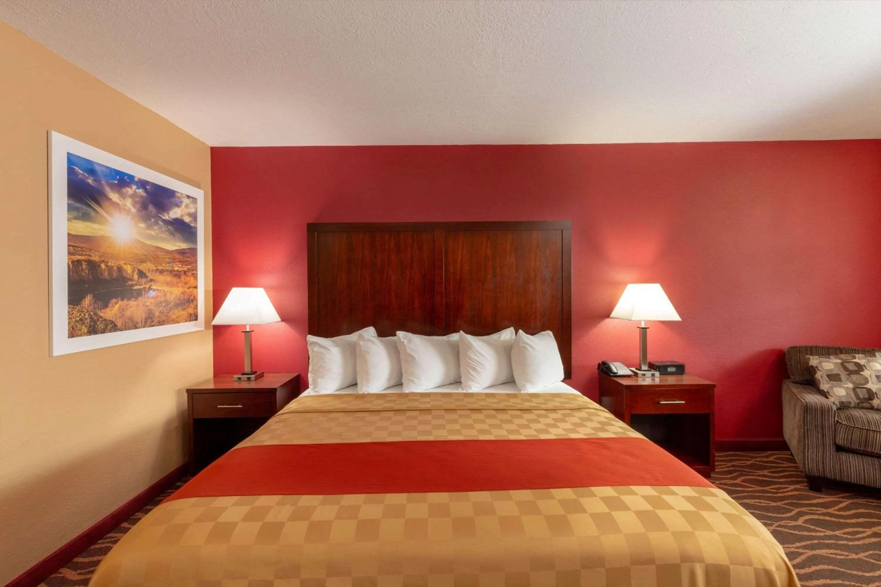 Photo of the whole room, Bed in Days Inn by Wyndham Roseburg
