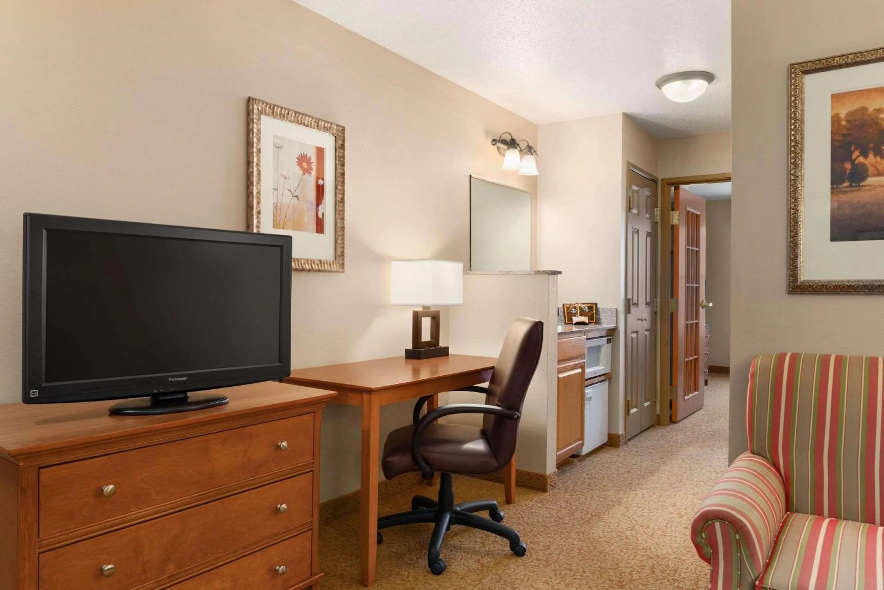 TV and multimedia in Country Inn & Suites by Radisson, Sycamore, IL