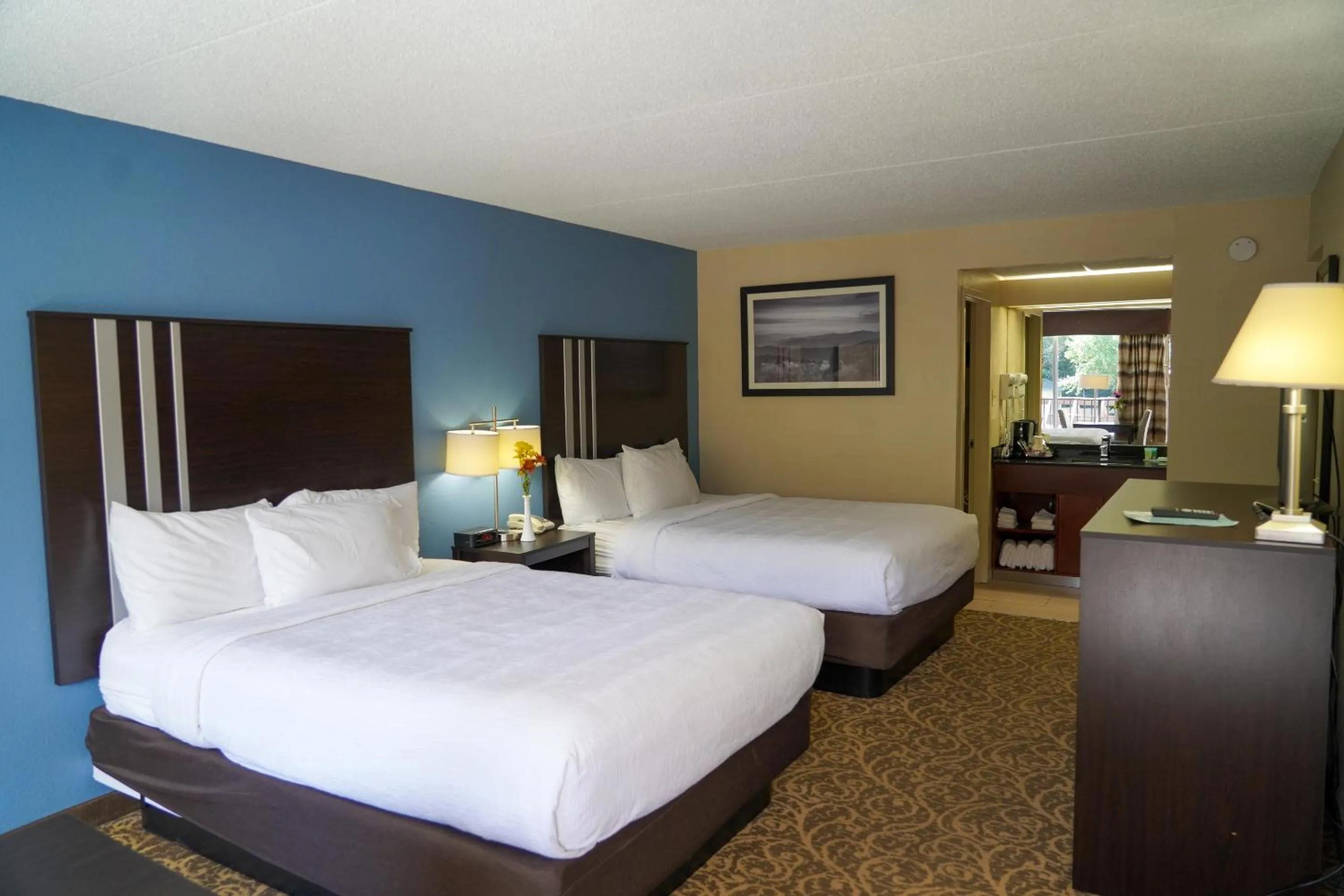 Swimming pool, Bed in Glenstone Lodge