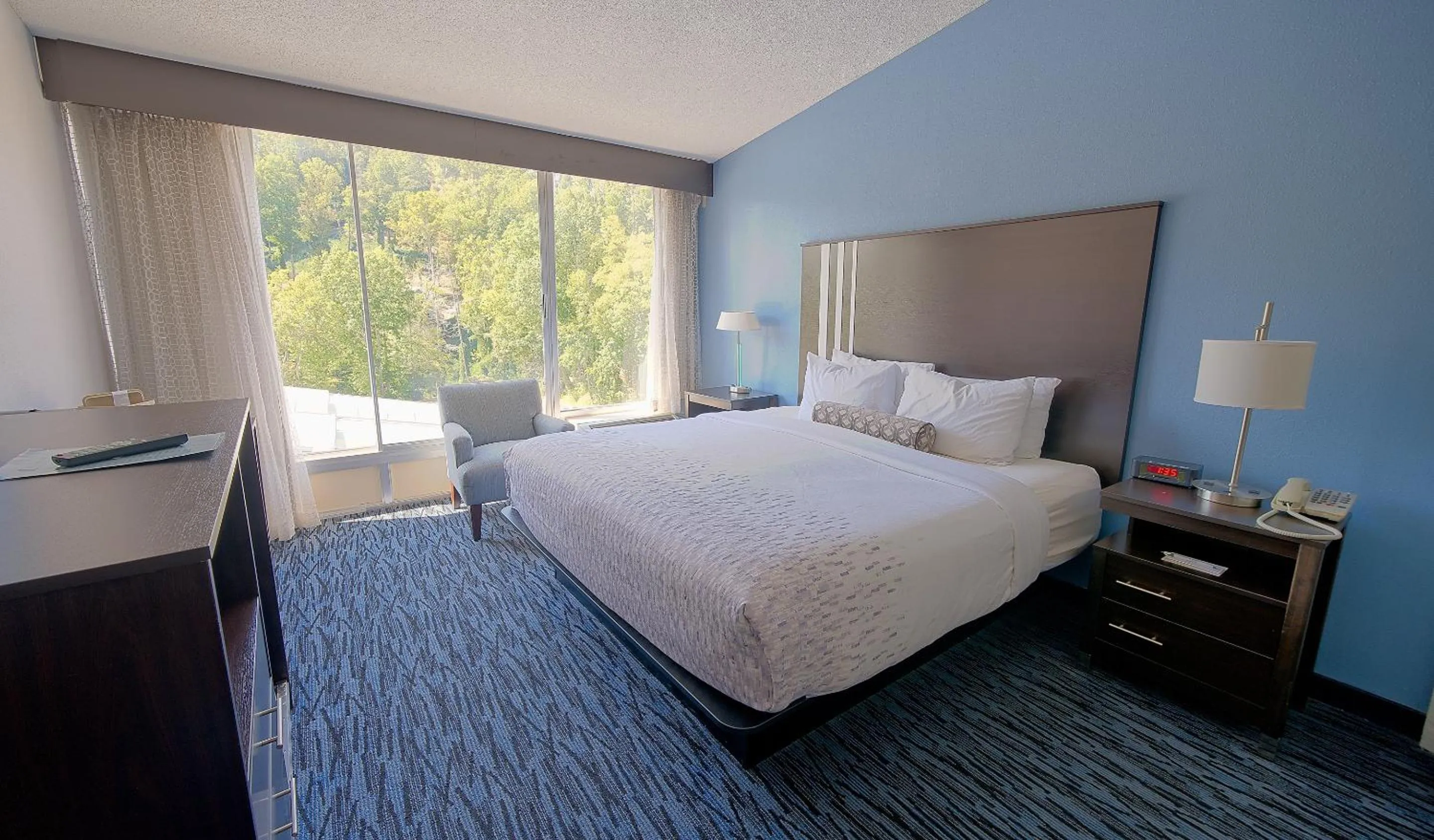 fireplace, Bed in Glenstone Lodge