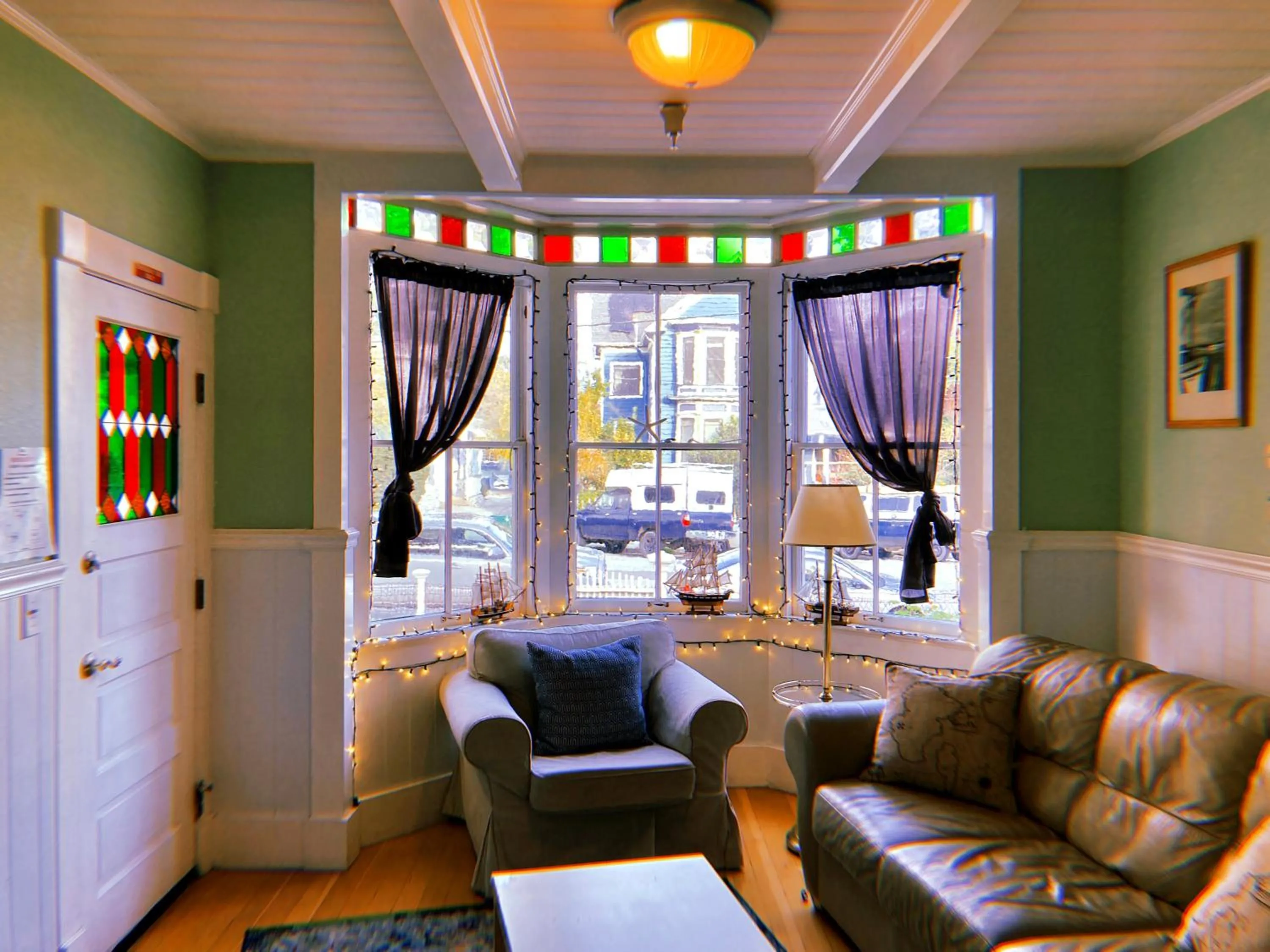Living room in Santa Cruz Hostel