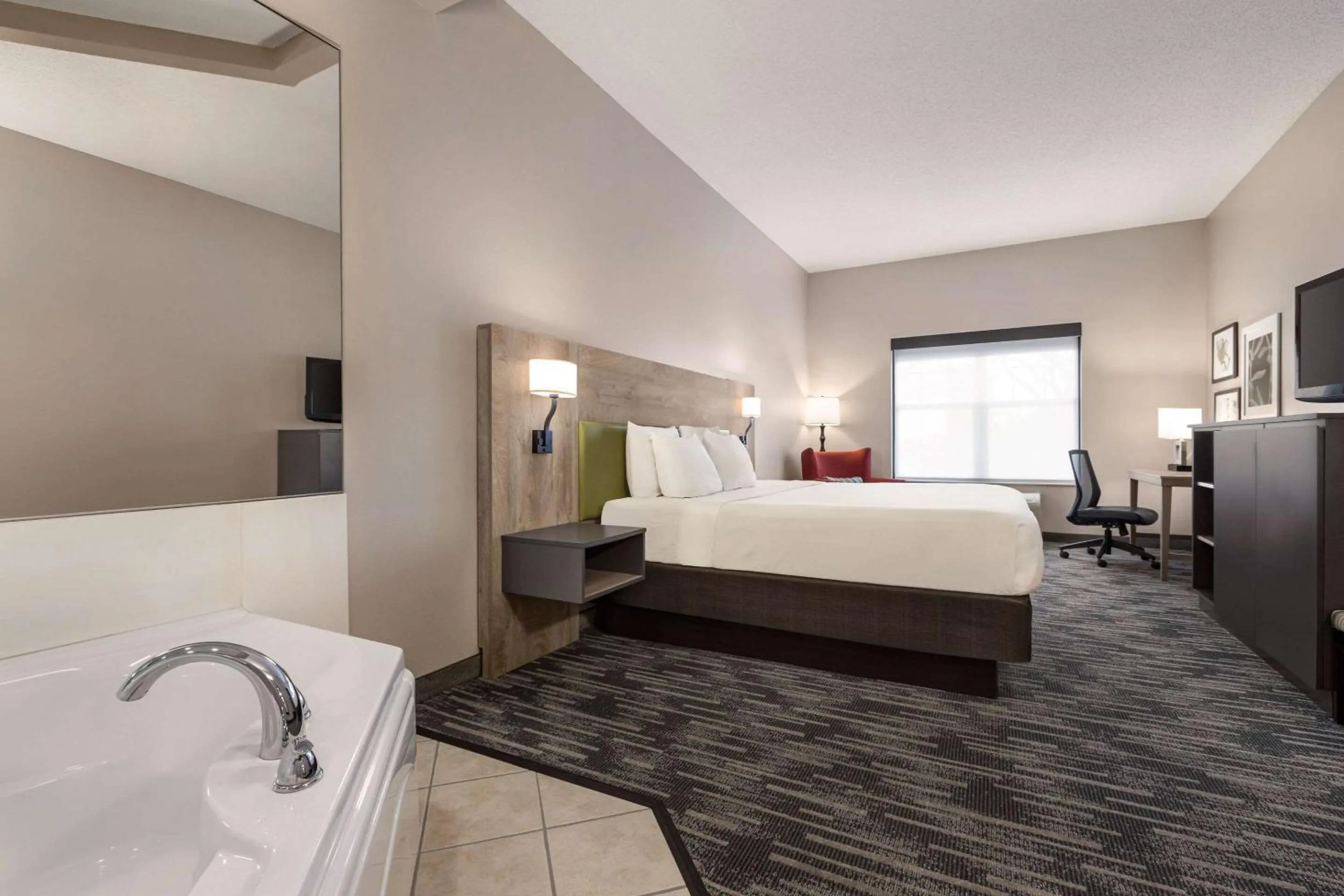 Bedroom, Bed in Country Inn & Suites by Radisson, St Cloud East, MN