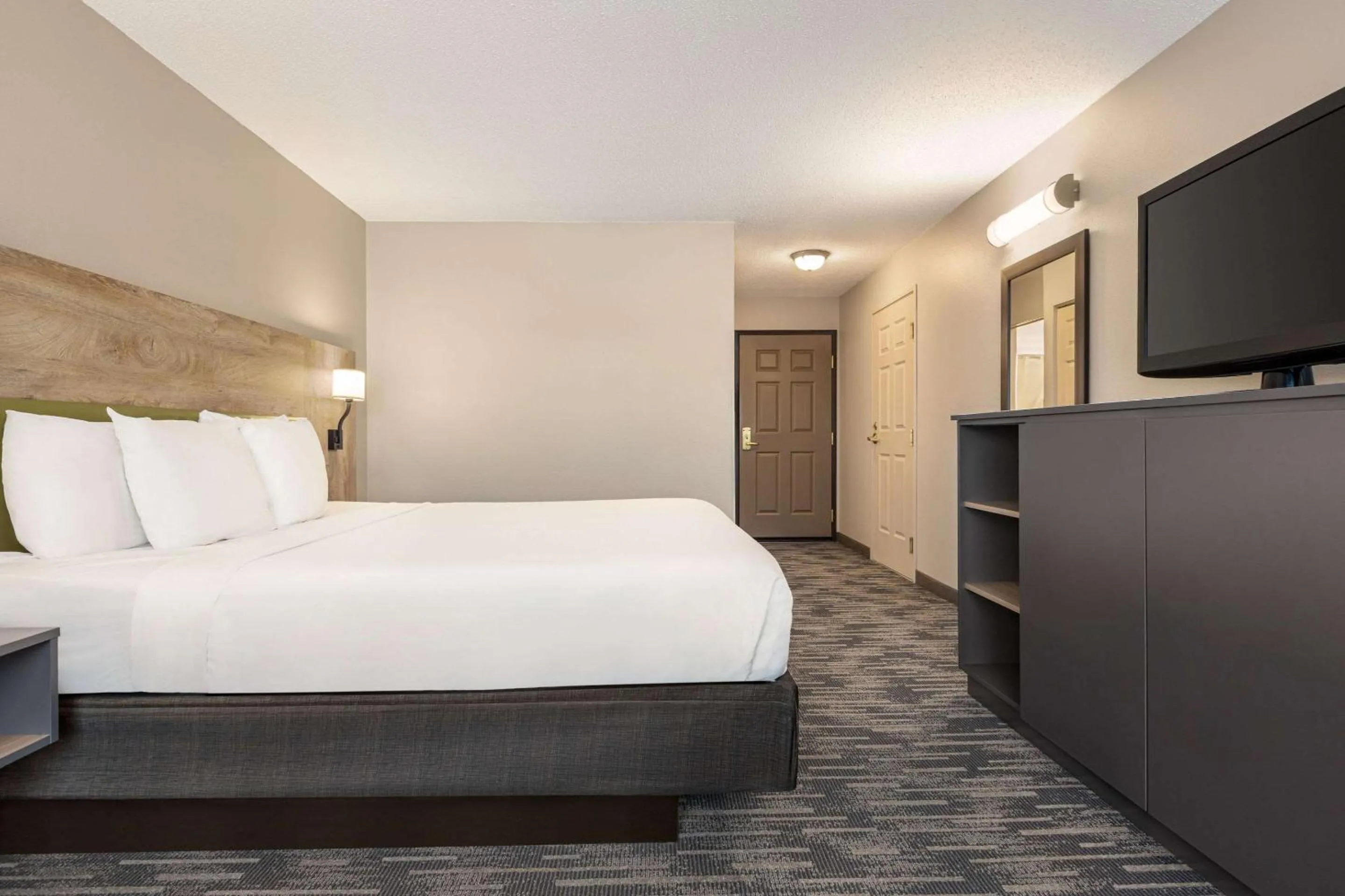 Bedroom, Bed in Country Inn & Suites by Radisson, St Cloud East, MN