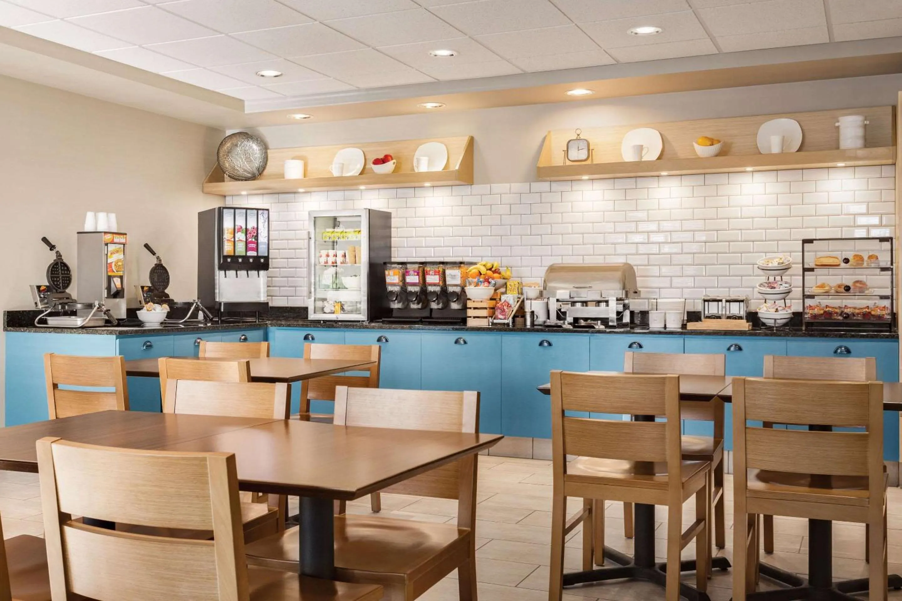 Breakfast in Country Inn & Suites by Radisson, St Cloud East, MN