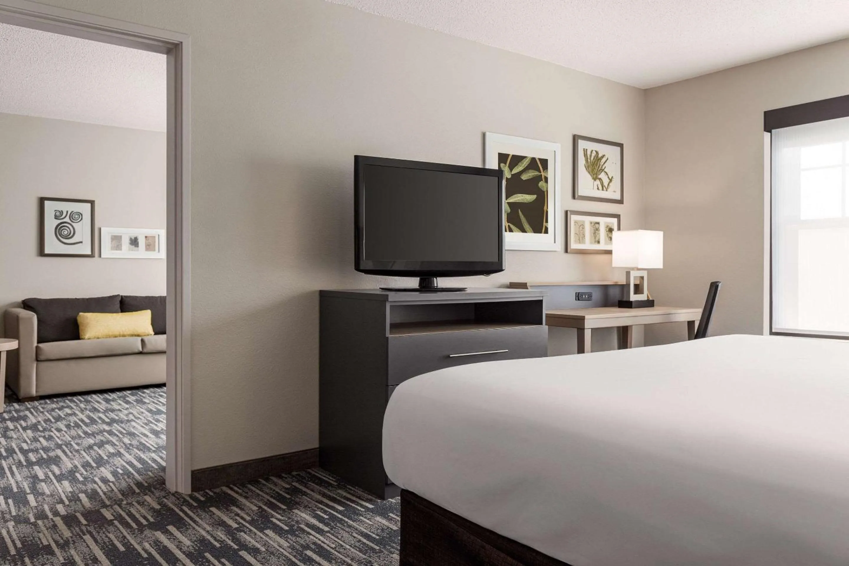 Bedroom, Bed in Country Inn & Suites by Radisson, St Cloud East, MN