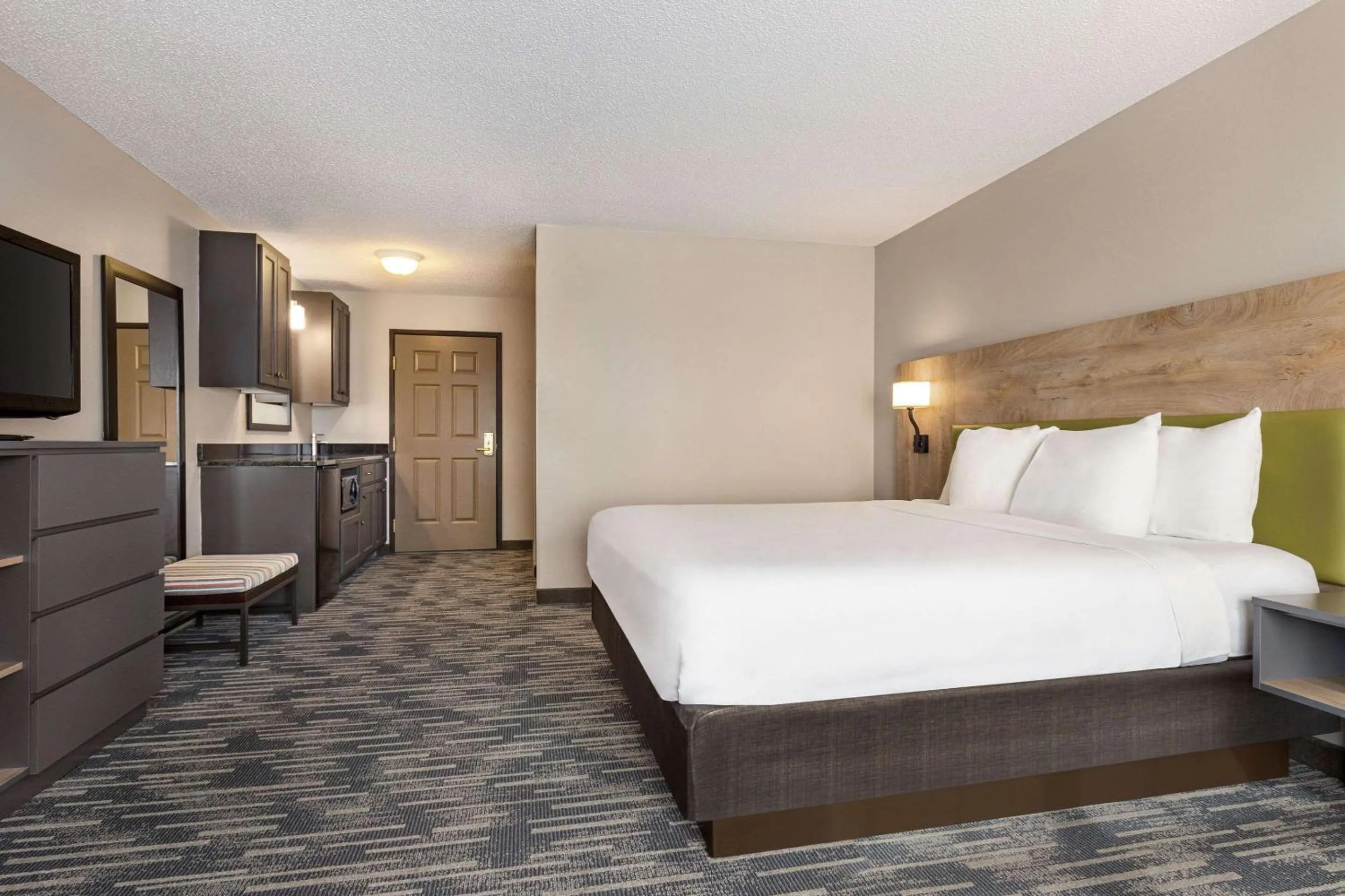 Bedroom, Bed in Country Inn & Suites by Radisson, St Cloud East, MN