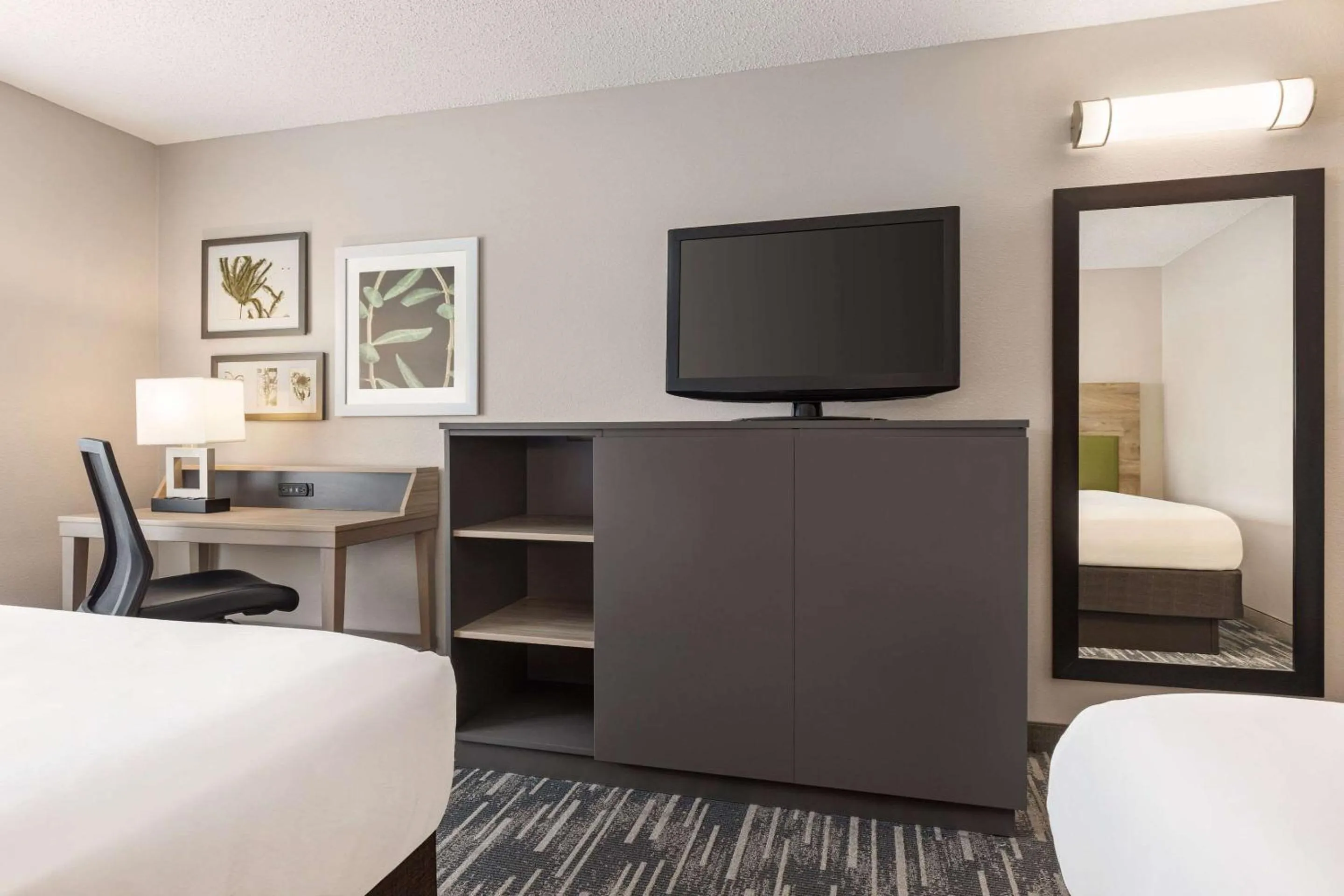 Bedroom, Bed in Country Inn & Suites by Radisson, St Cloud East, MN