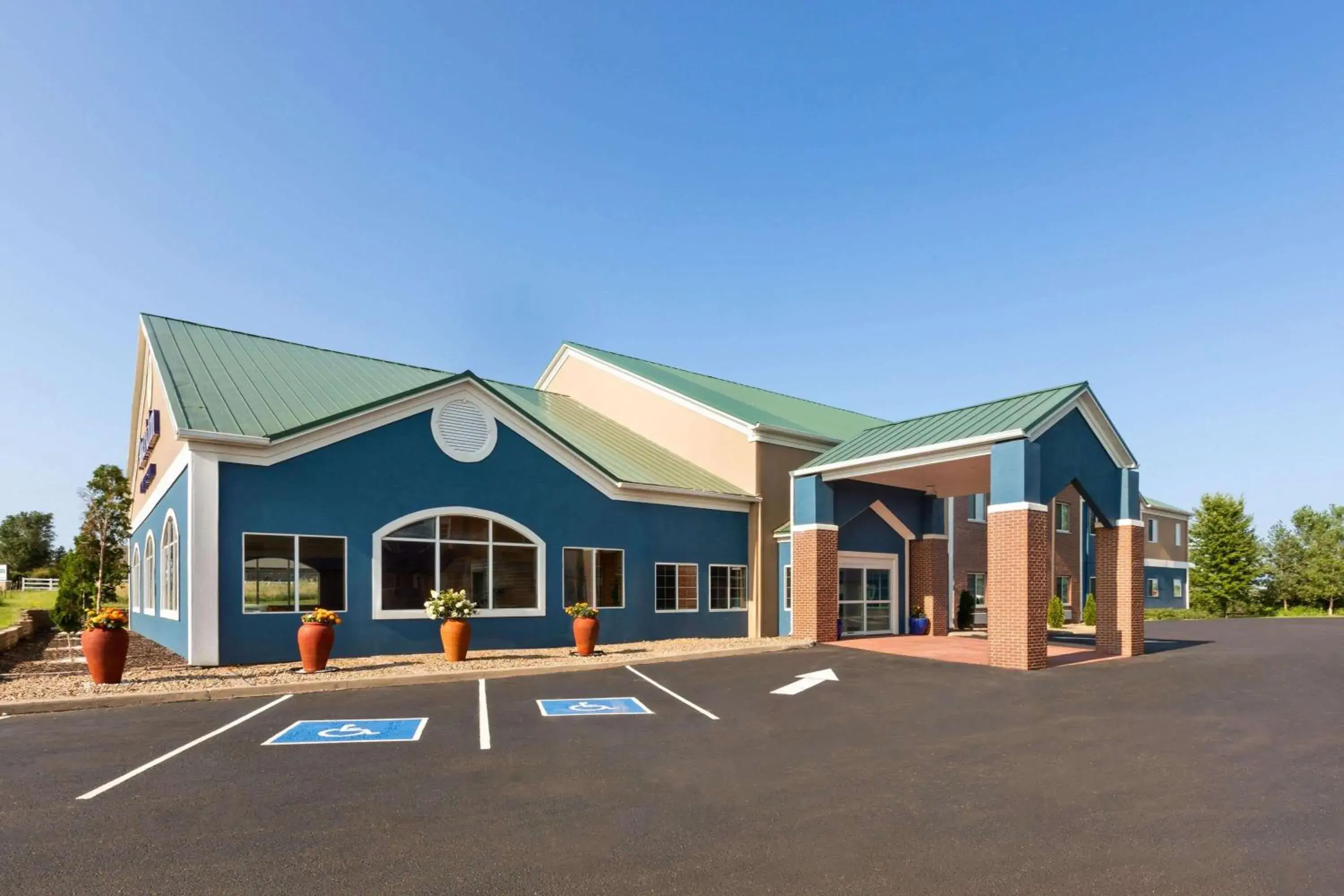 Property building in AmericInn by Wyndham Grinnell Property building in AmericInn by Wyndham Grinnell