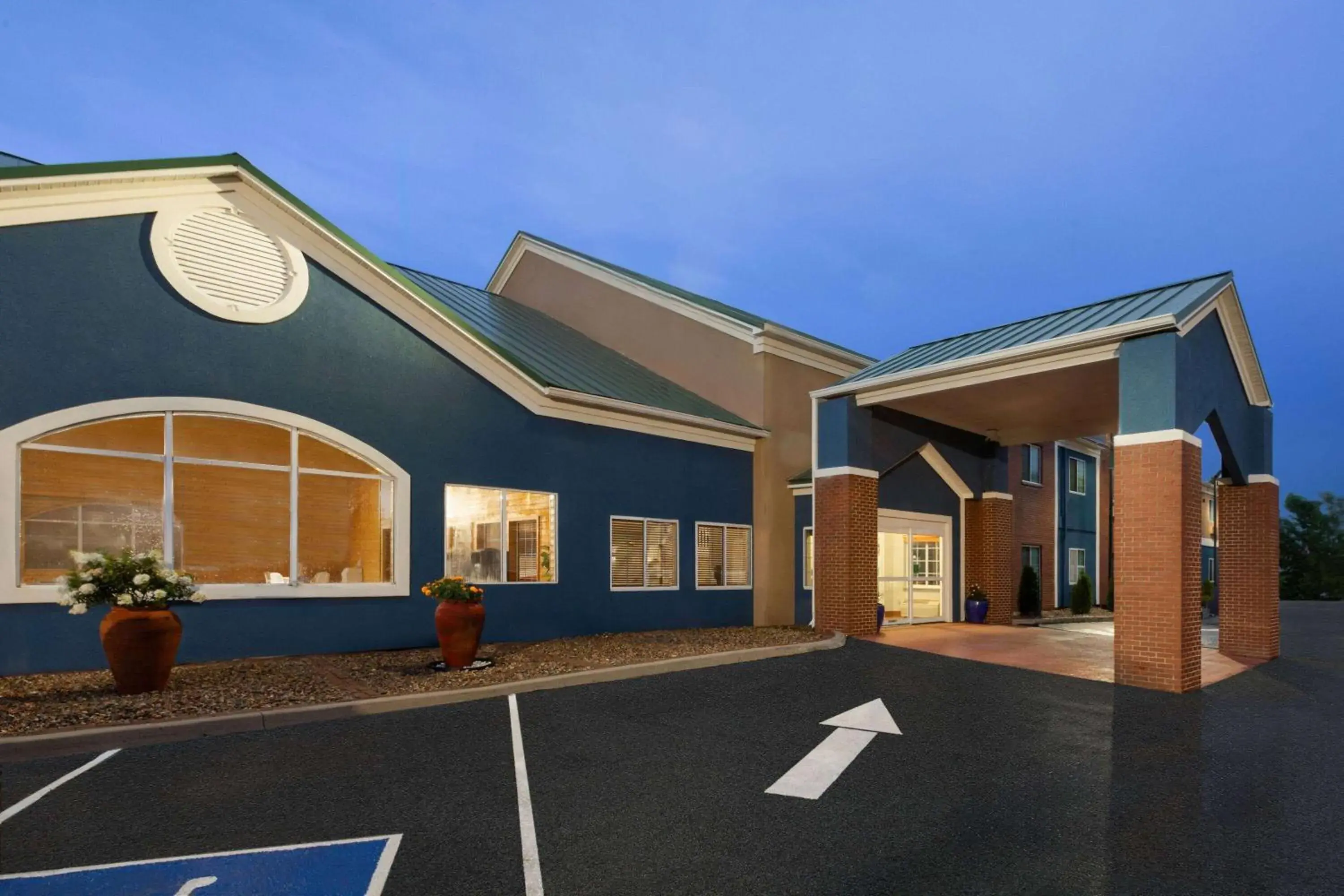 Property building in AmericInn by Wyndham Grinnell Property building in AmericInn by Wyndham Grinnell