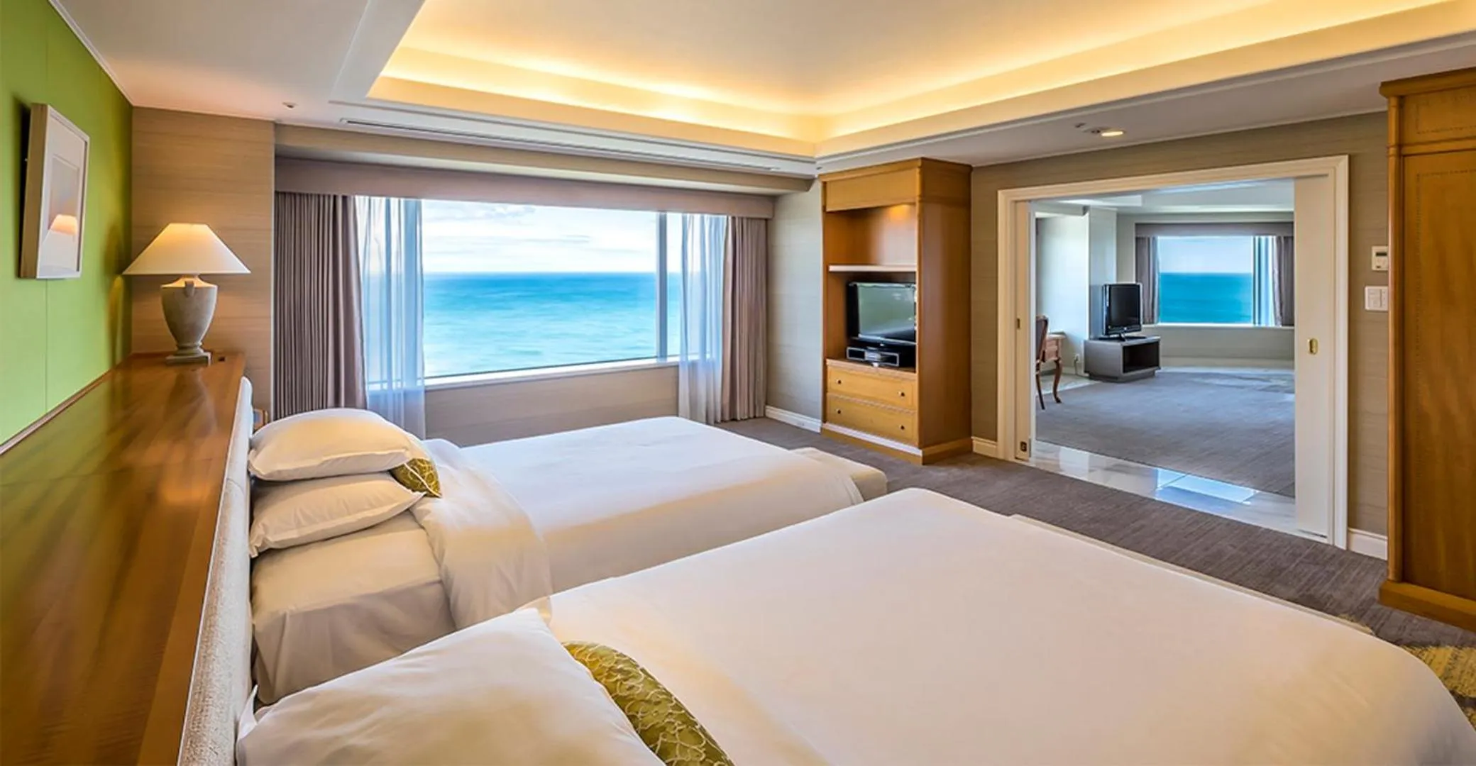 Bed in Phoenix Seagaia Ocean Tower