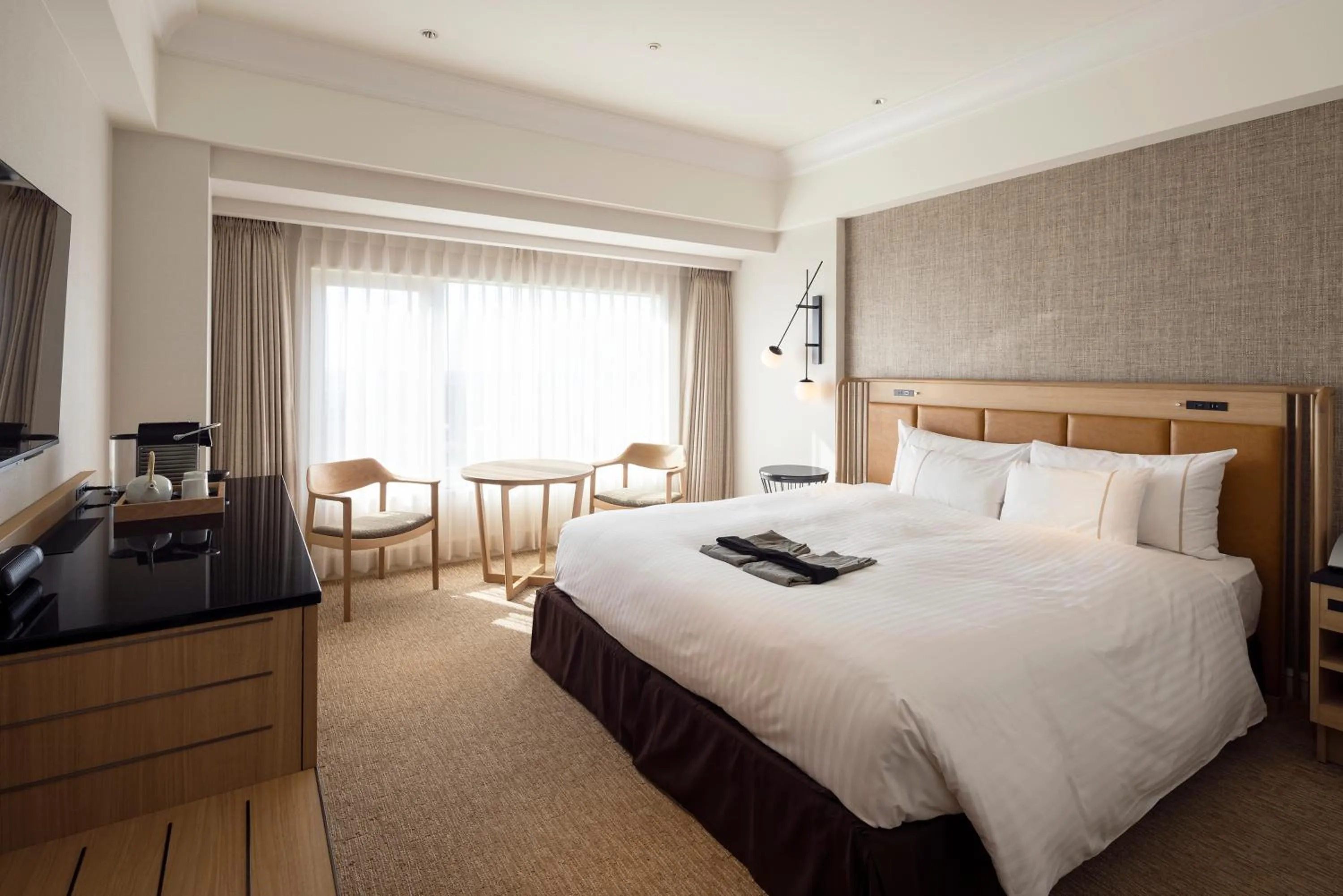 Photo of the whole room, Bed in Kobe Bay Sheraton Hotel & Towers