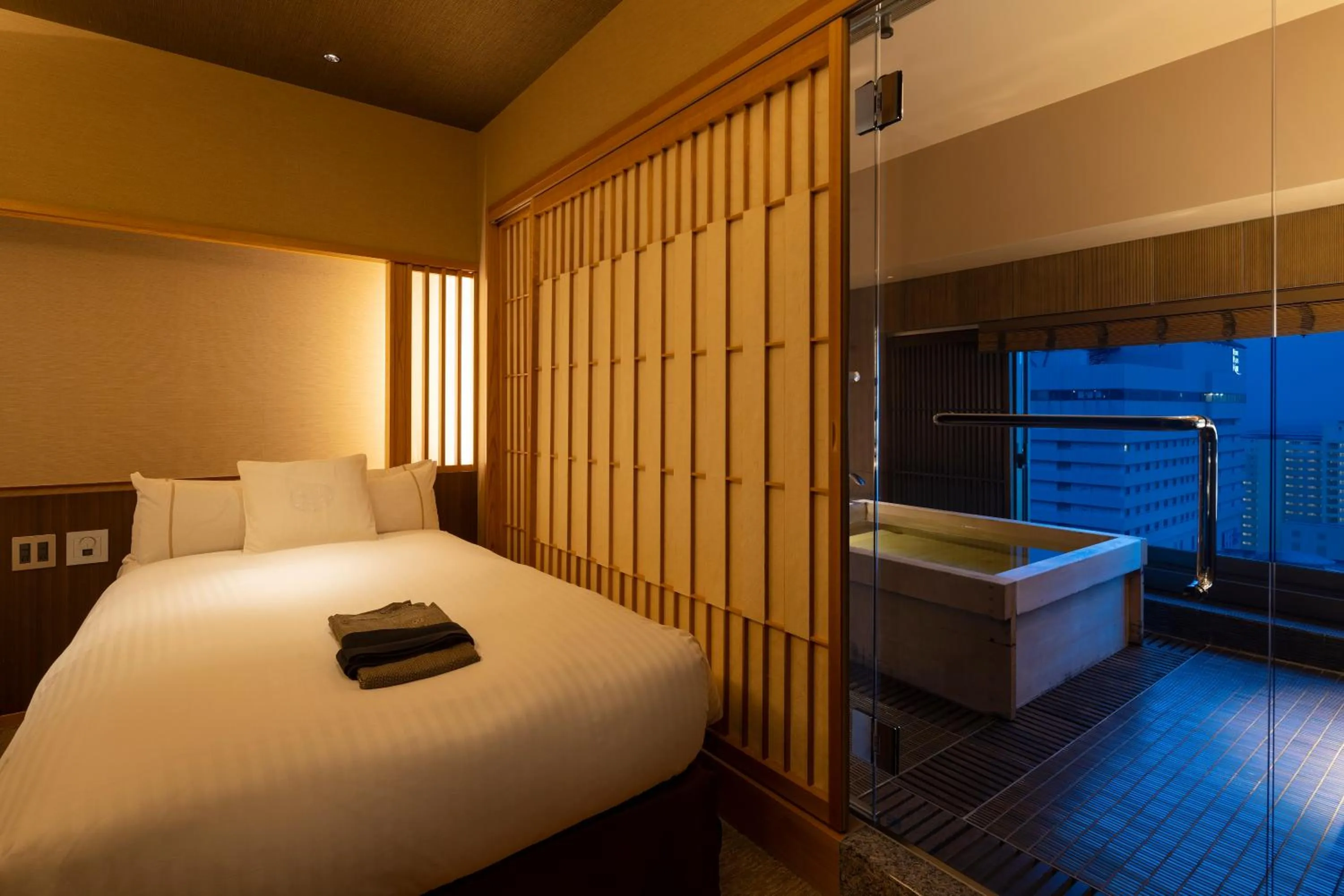 Photo of the whole room, Bed in Kobe Bay Sheraton Hotel & Towers