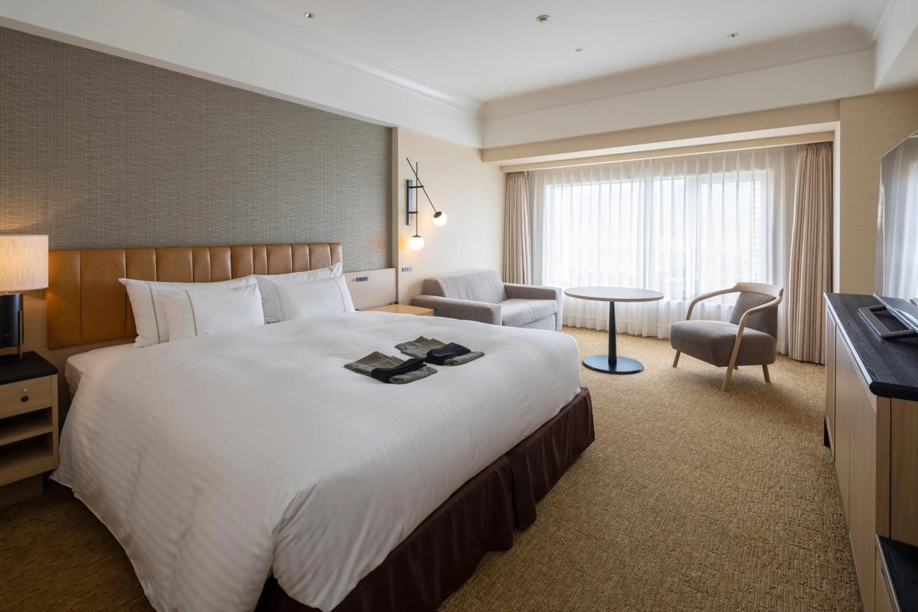 Photo of the whole room, Bed in Kobe Bay Sheraton Hotel & Towers