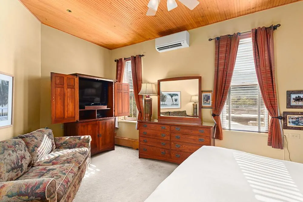 Independence Square 308, Top Floor Hotel Room with Ideal Downtown Location