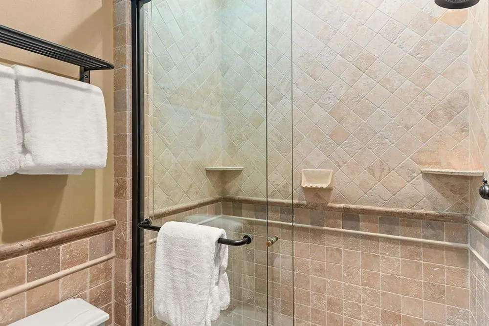 Independence Square 308, Top Floor Hotel Room with Ideal Downtown Location