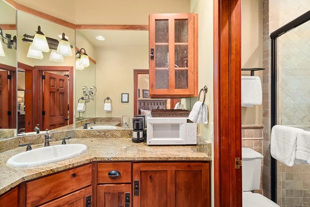 Independence Square 308, Top Floor Hotel Room with Ideal Downtown Location