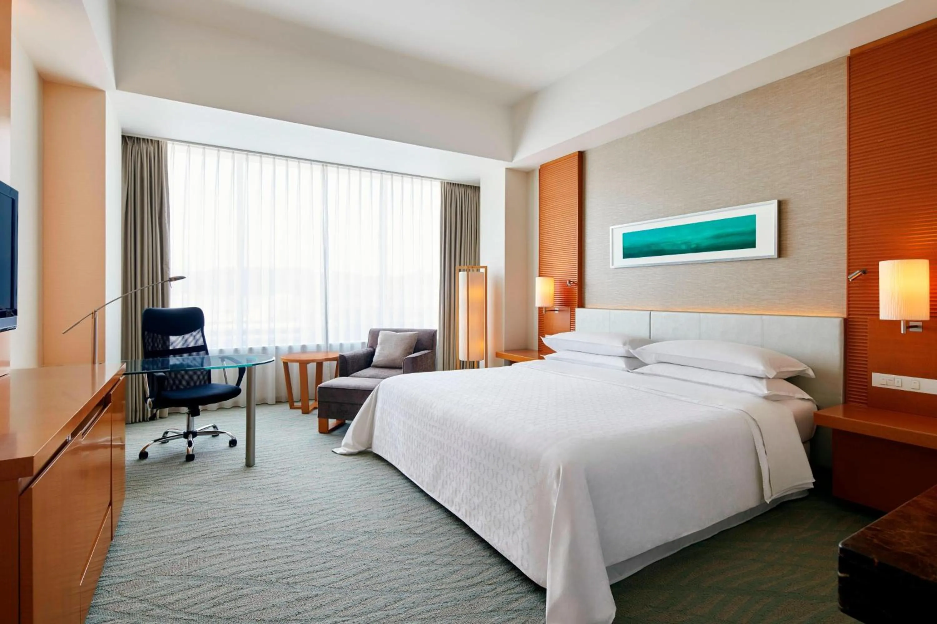 Photo of the whole room, Bed in Sheraton Grand Hiroshima Hotel