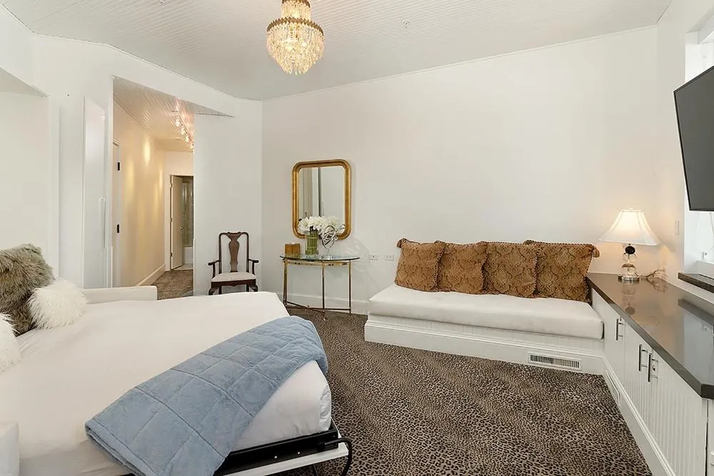 Independence Square 310, Chic, Remodeled Studio w/ Great Location in Aspen, A/C, & Kitchenette