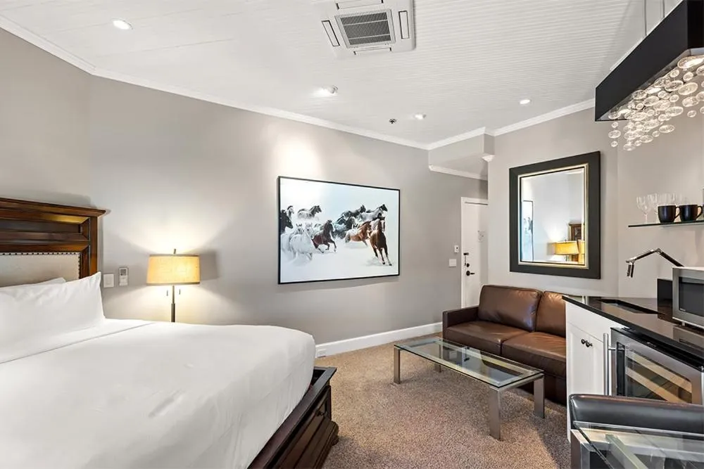 Independence Square 302, Top Floor Stylish Hotel Room with Wet Bar, A/C, in Downtown Aspen
