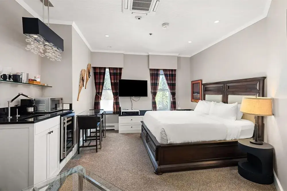 Independence Square 302, Top Floor Stylish Hotel Room with Wet Bar, A/C, in Downtown Aspen Independence Square 302, Top Floor Stylish Hotel Room with Wet Bar, A/C, in Downtown Aspen