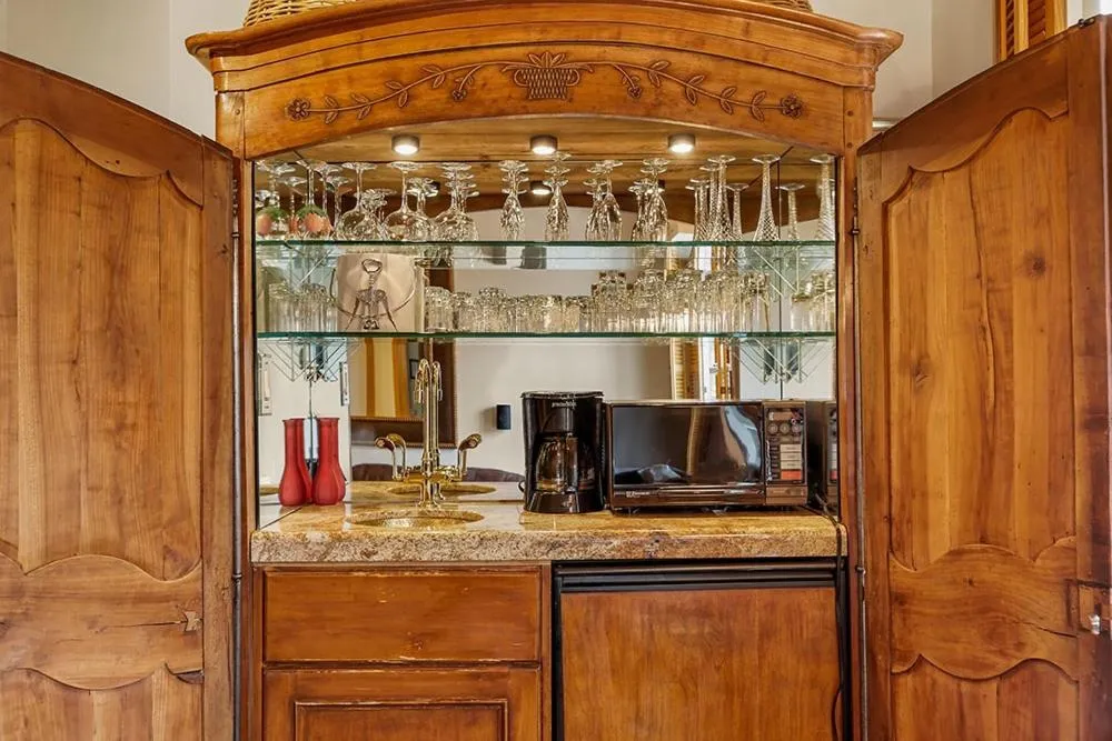 Kitchen or kitchenette in Independence Square Unit 306, Hotel Room with Large Sitting Area & Wet Bar