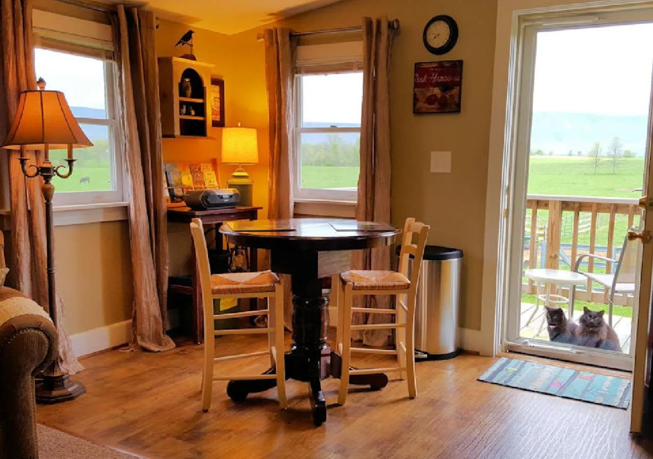 Dining area in Piney Hill B&B and Cottages