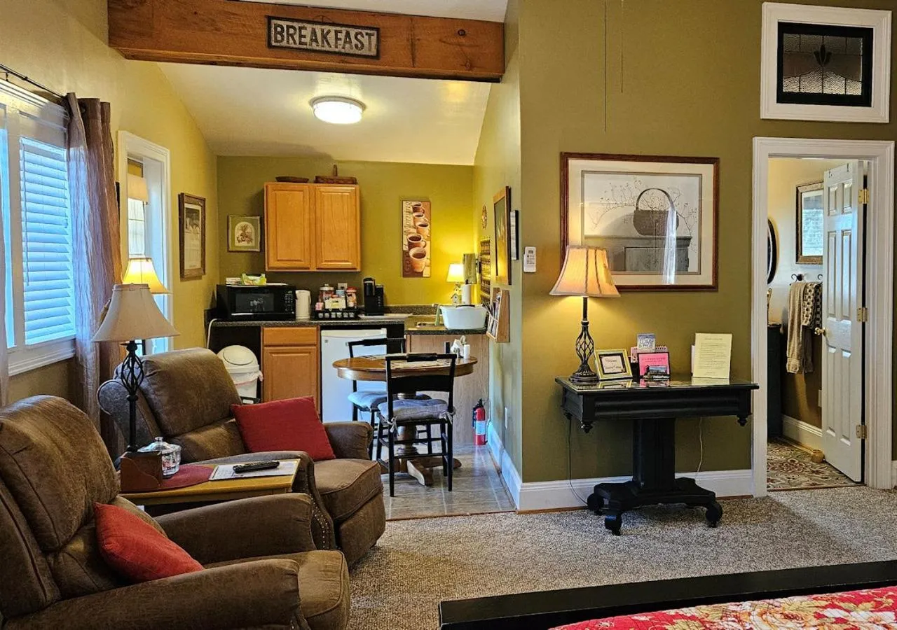 Kitchen or kitchenette in Piney Hill B&B and Cottages