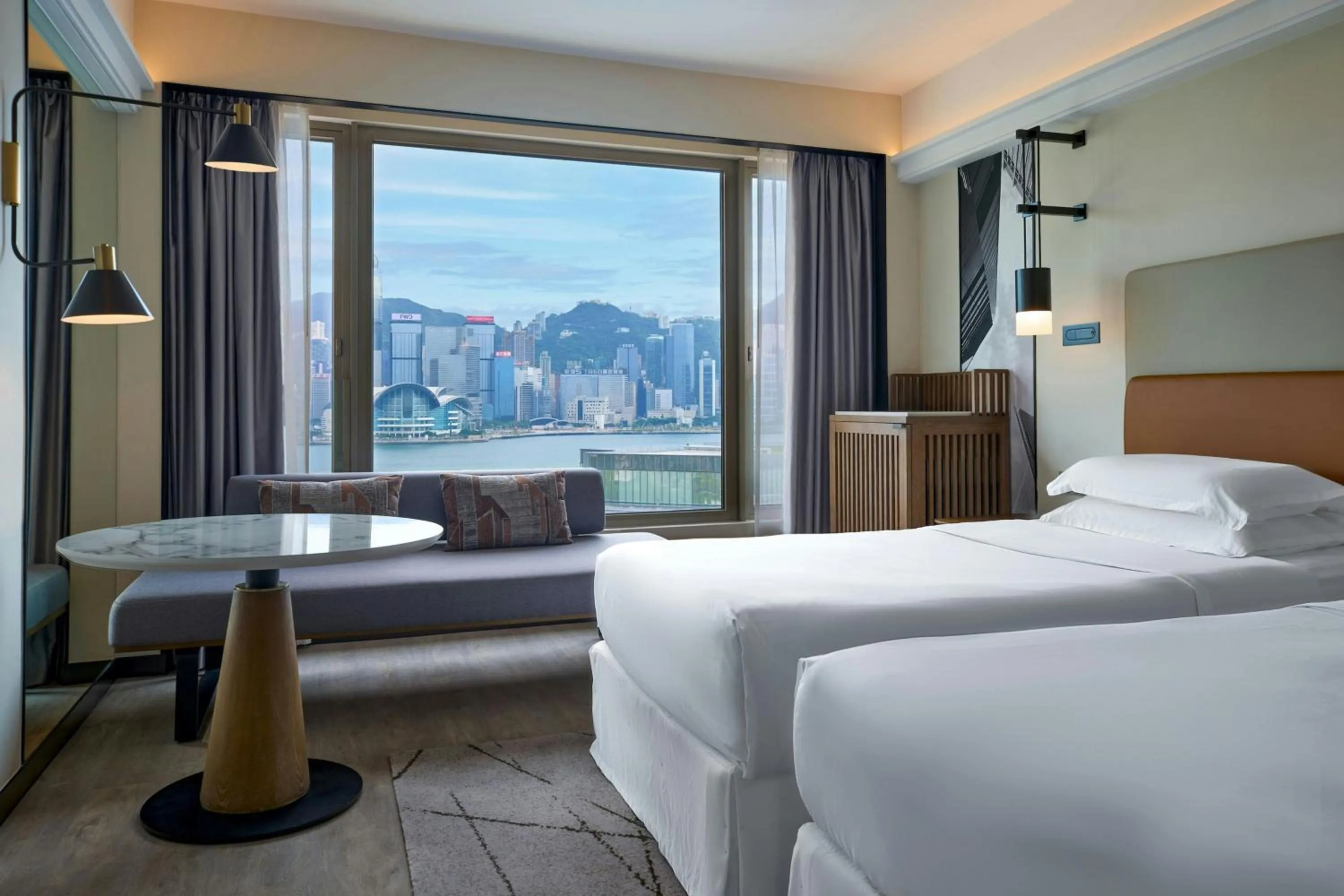 Photo of the whole room, Bed in Sheraton Hong Kong Hotel & Towers