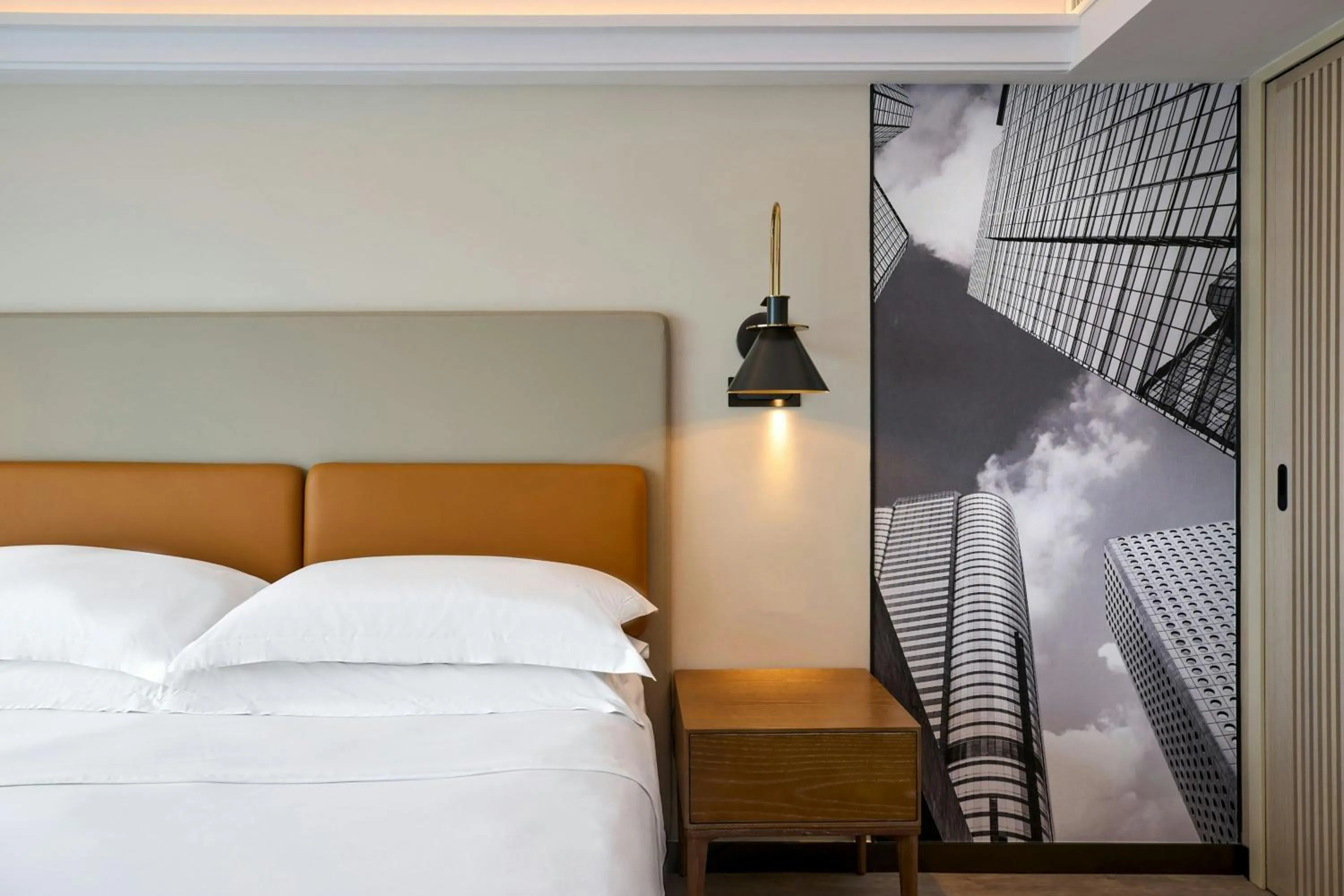 Photo of the whole room, Bed in Sheraton Hong Kong Hotel & Towers