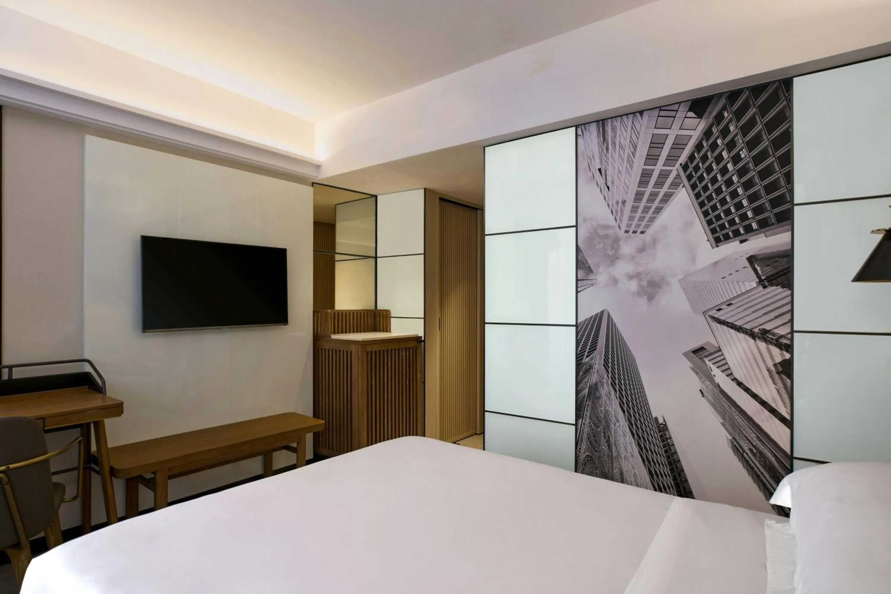 Photo of the whole room, Bed in Sheraton Hong Kong Hotel & Towers