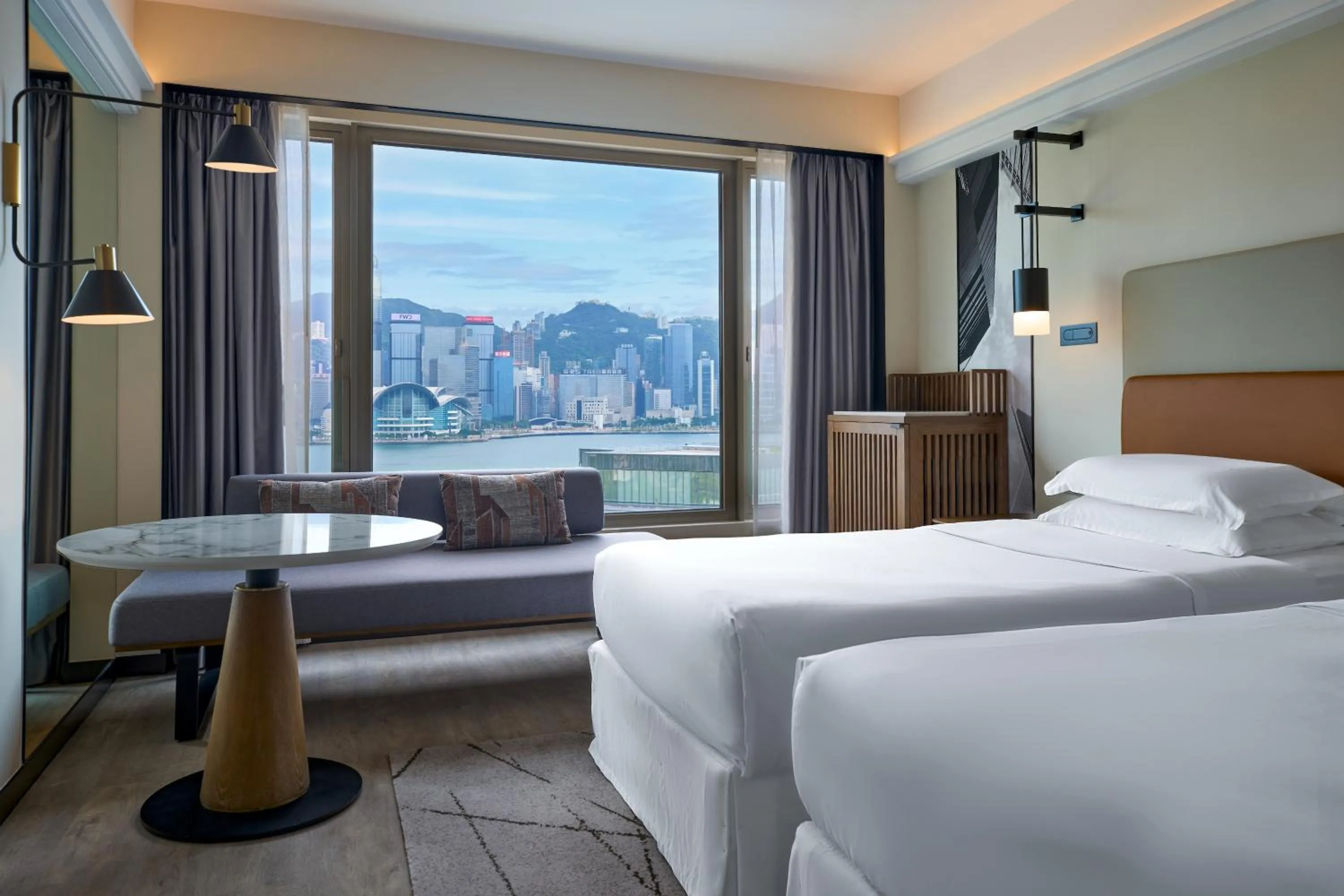 Photo of the whole room, Bed in Sheraton Hong Kong Hotel & Towers