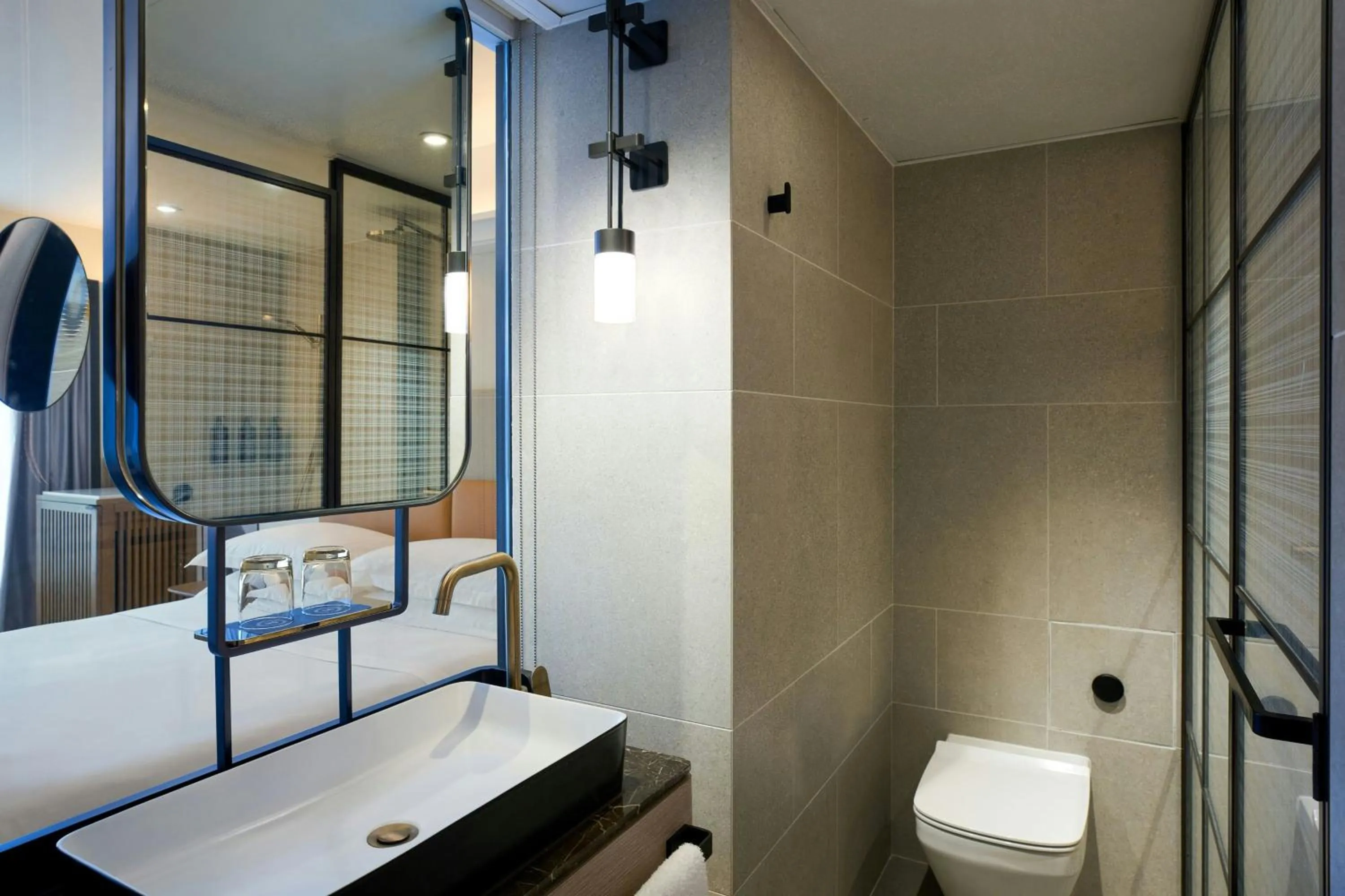 Bathroom, Bed in Sheraton Hong Kong Hotel & Towers