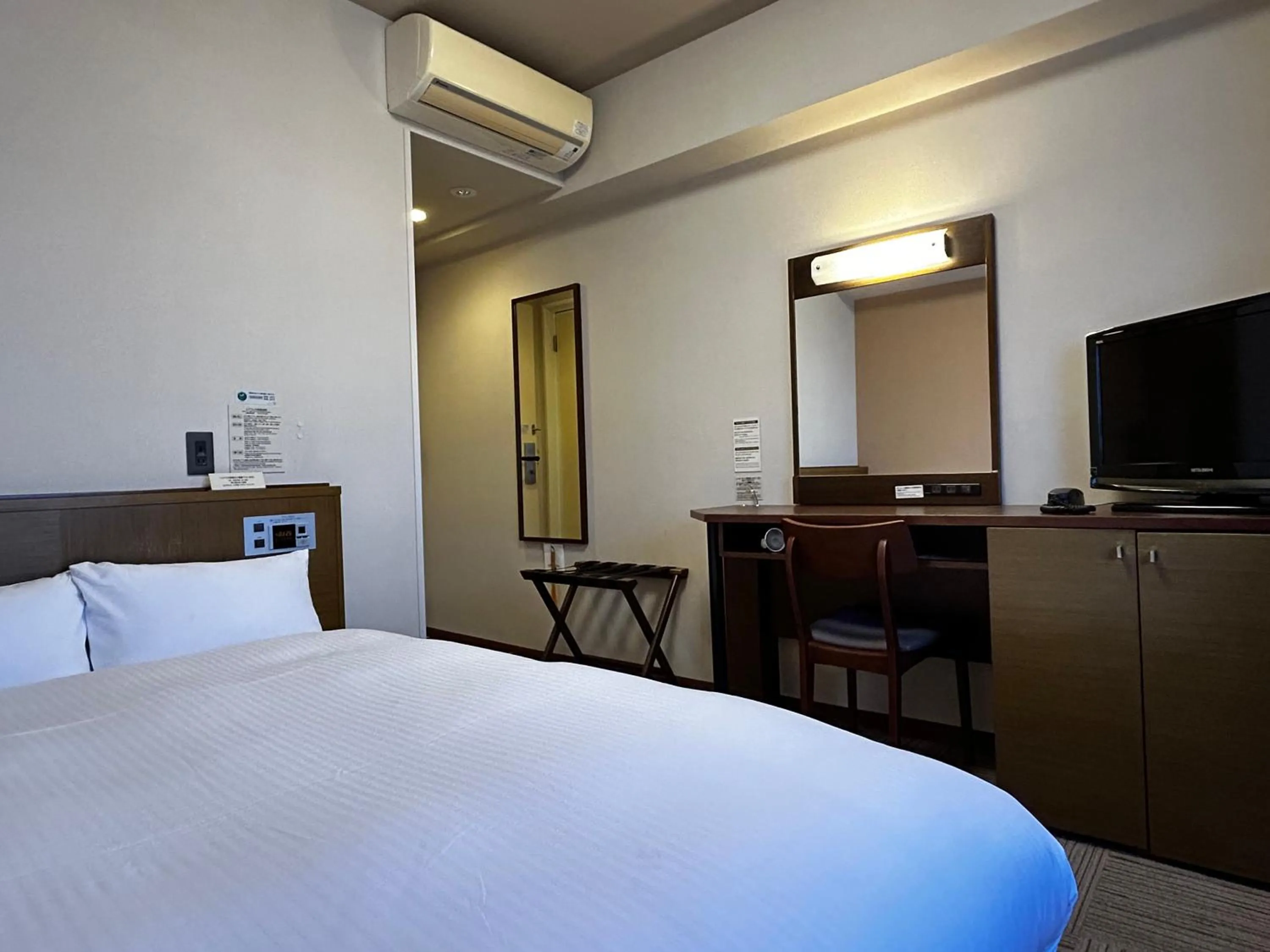 Photo of the whole room, Bed in Hotel Route-Inn Marugame