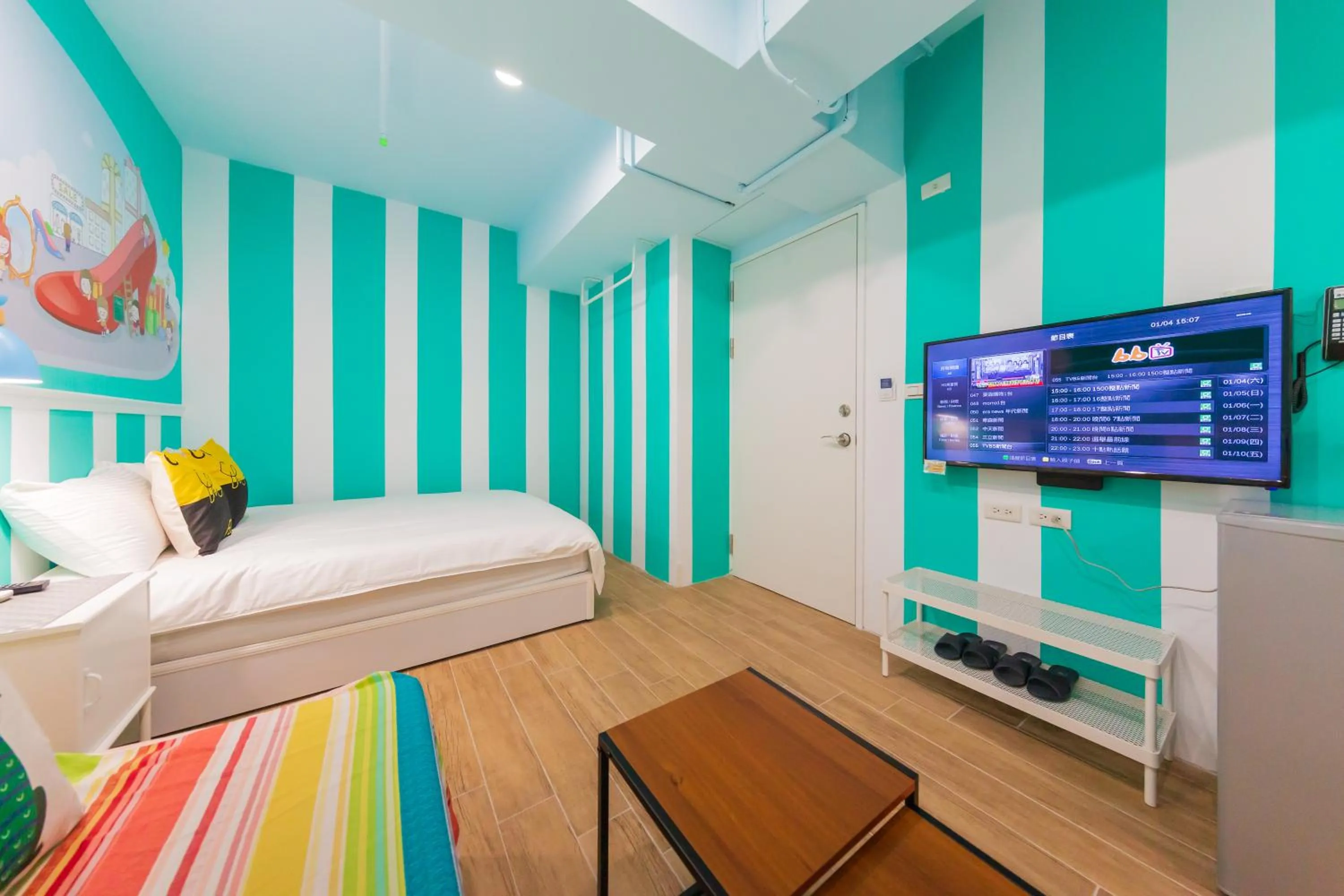 Communal lounge/ TV room, Bed in Kaohsiung I Hi Hotel