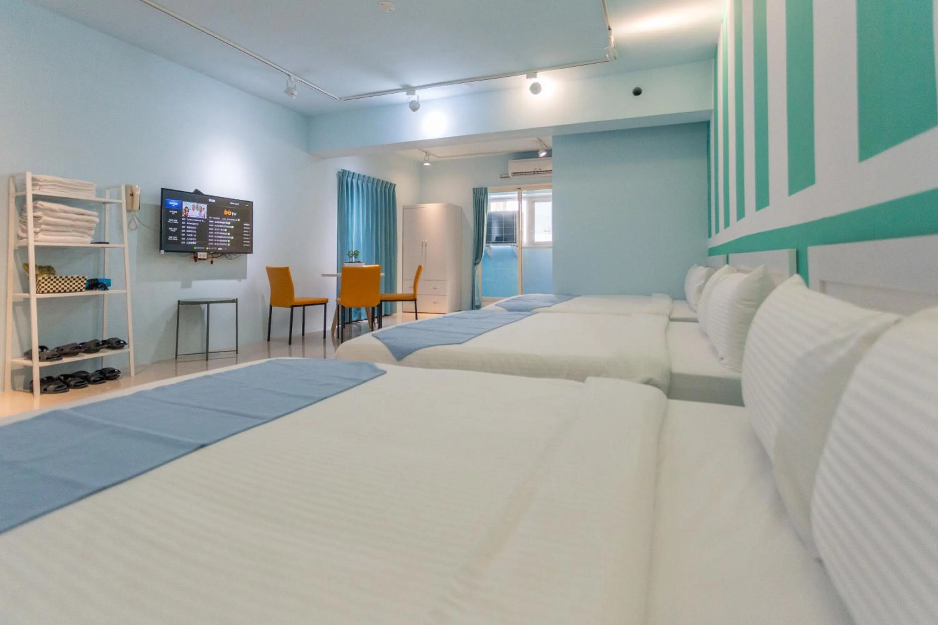 Communal lounge/ TV room, Bed in Kaohsiung I Hi Hotel