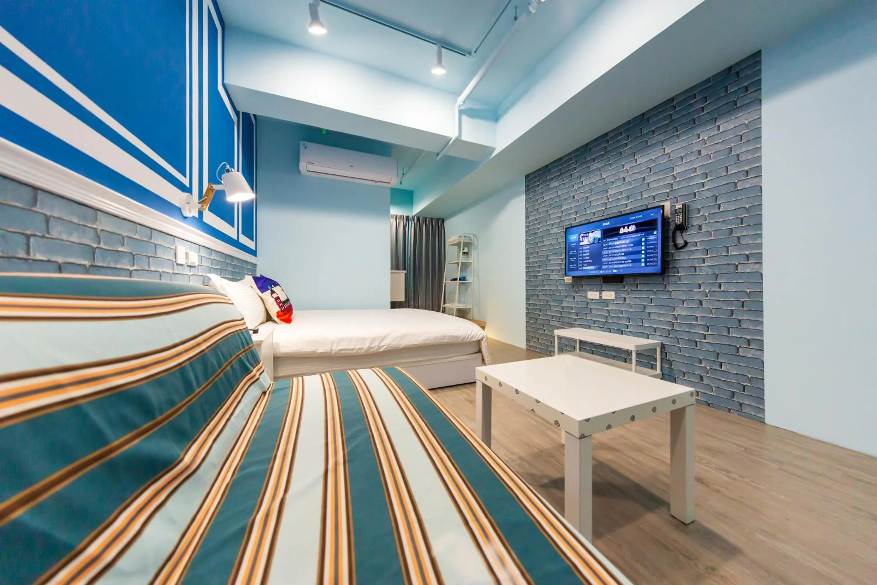 Communal lounge/ TV room, Bed in Kaohsiung I Hi Hotel