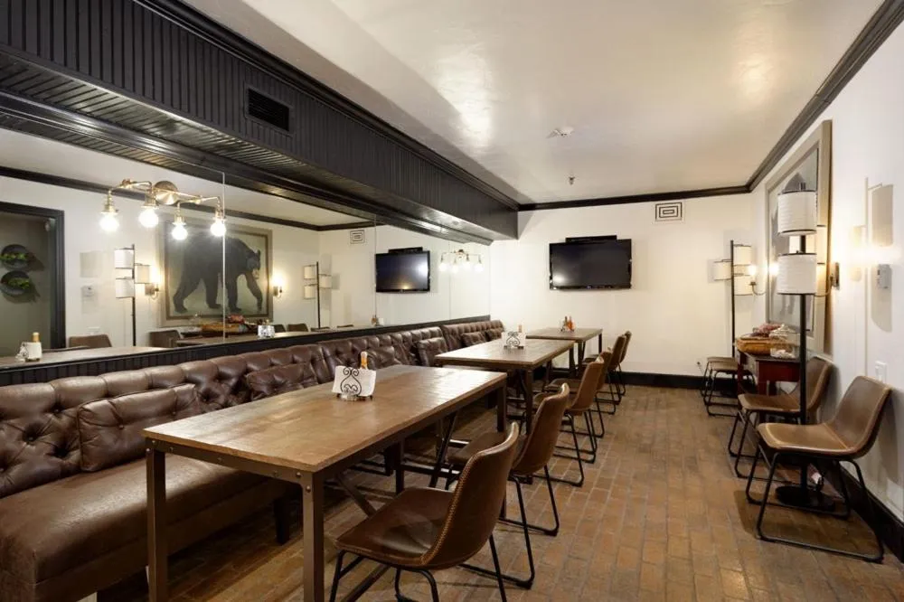 Restaurant/places to eat in Independence Square 305, Remodeled, 3rd Floor Hotel Room in Aspen's Best Location