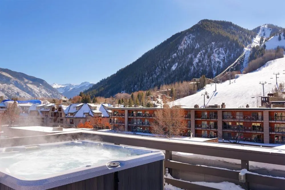 Winter in Independence Square Unit 313, Downtown Hotel Room in Aspen with Rooftop Hot Tub