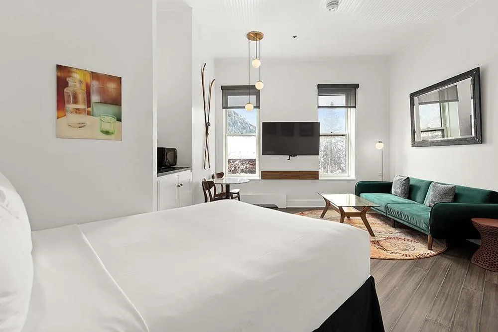 Independence Square 202, Hotel Room Over-looking the Mall and Aspen Mountain