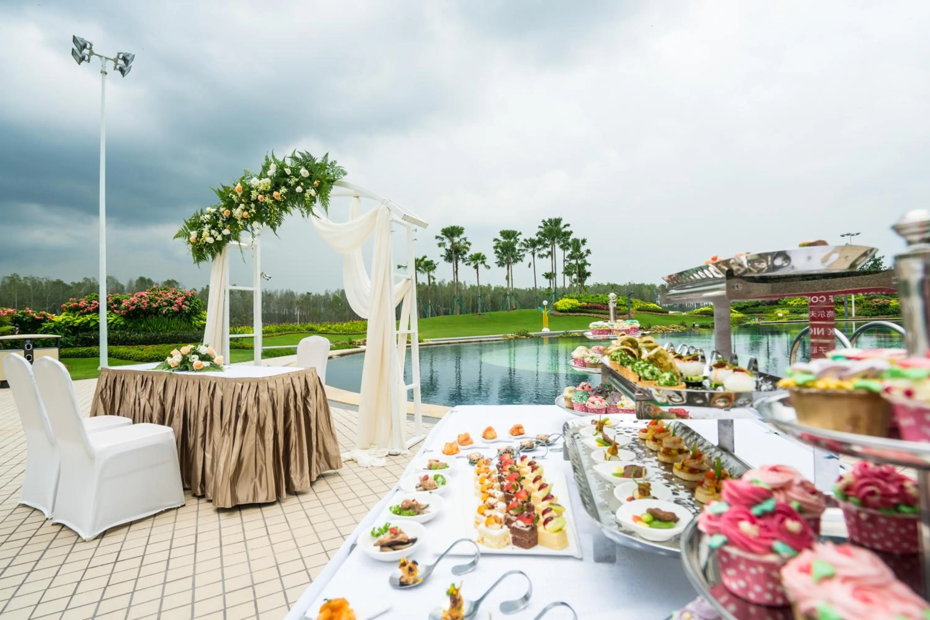 Food and drinks in Forest City Golf Hotel