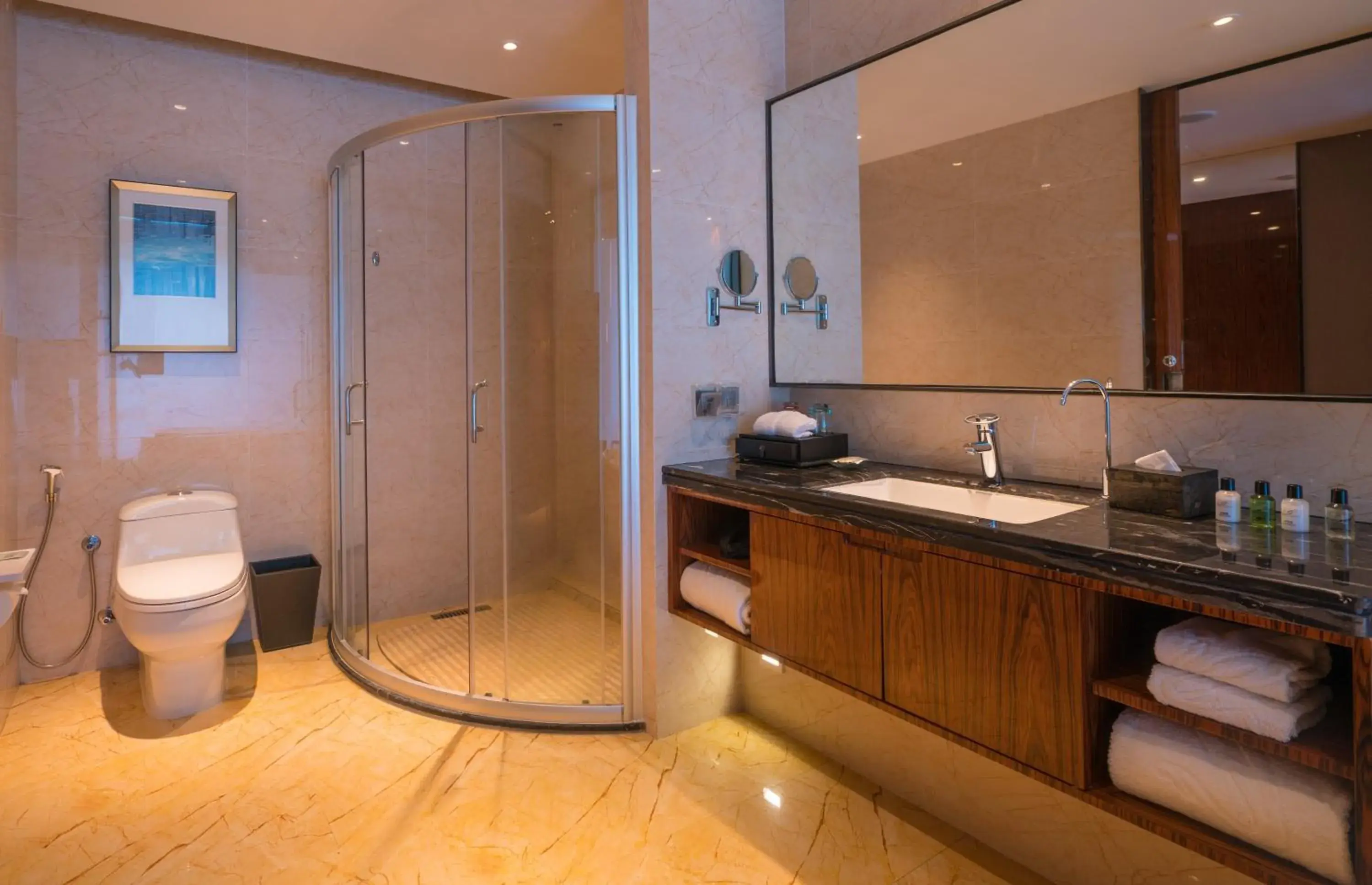 Deluxe King Room in Forest City Golf Hotel Deluxe King Room in Forest City Golf Hotel